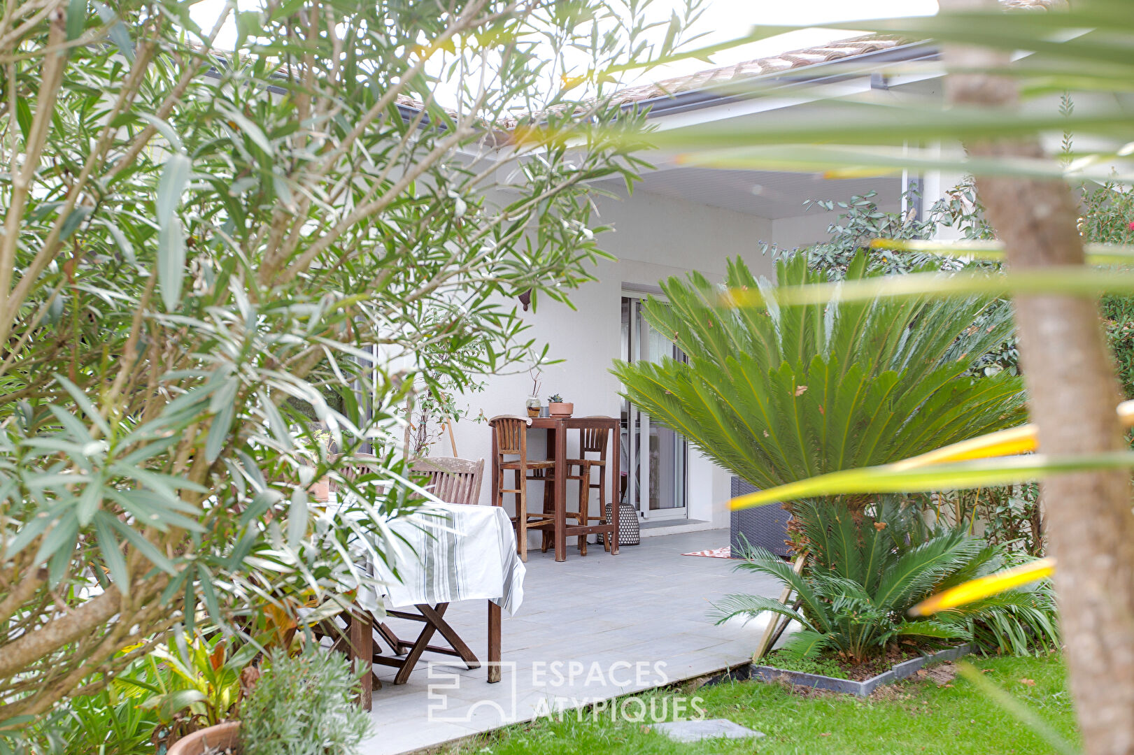 Villa avec piscine entre forêt et océan