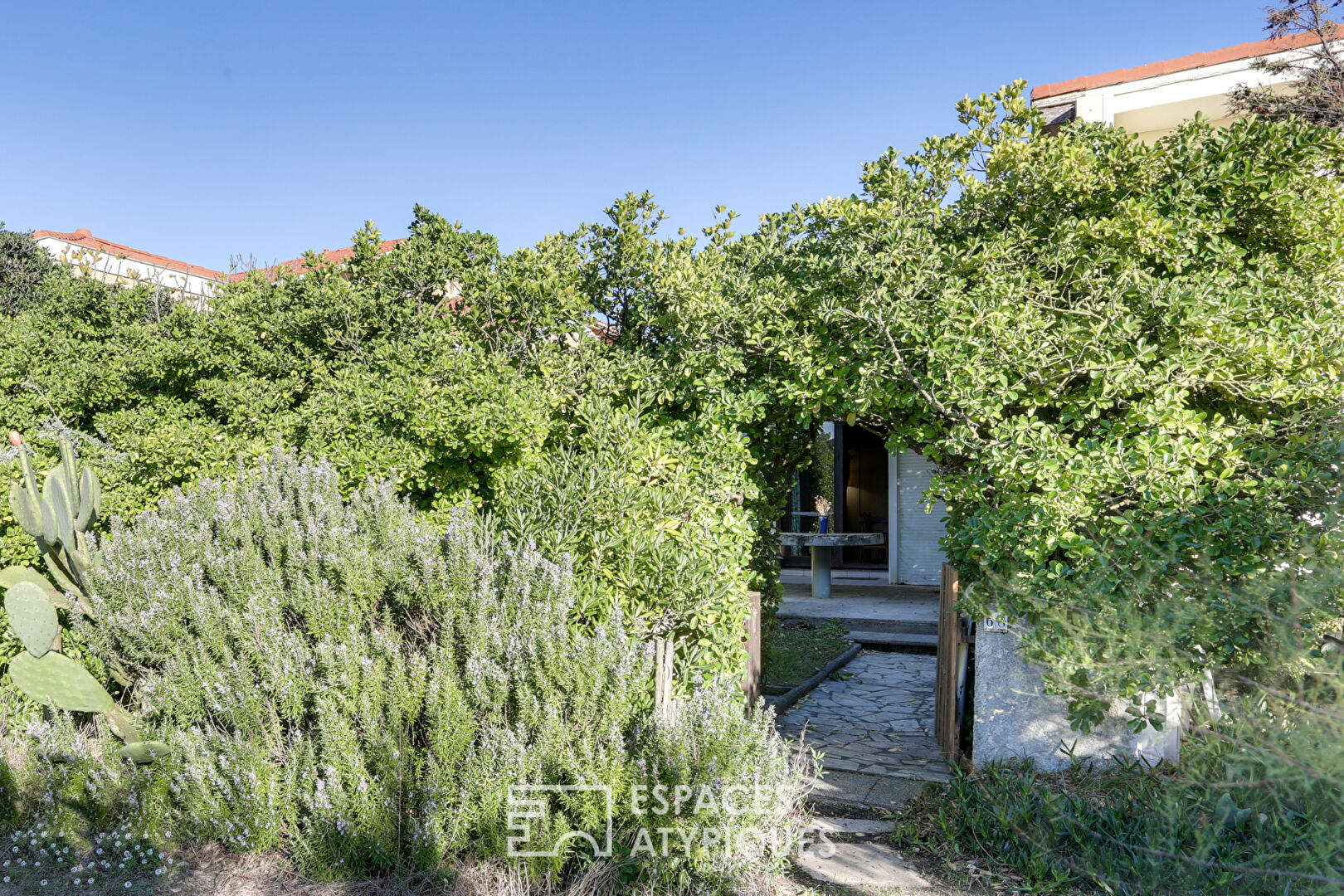 Villa patio et ses doubles extérieurs en bord de mer