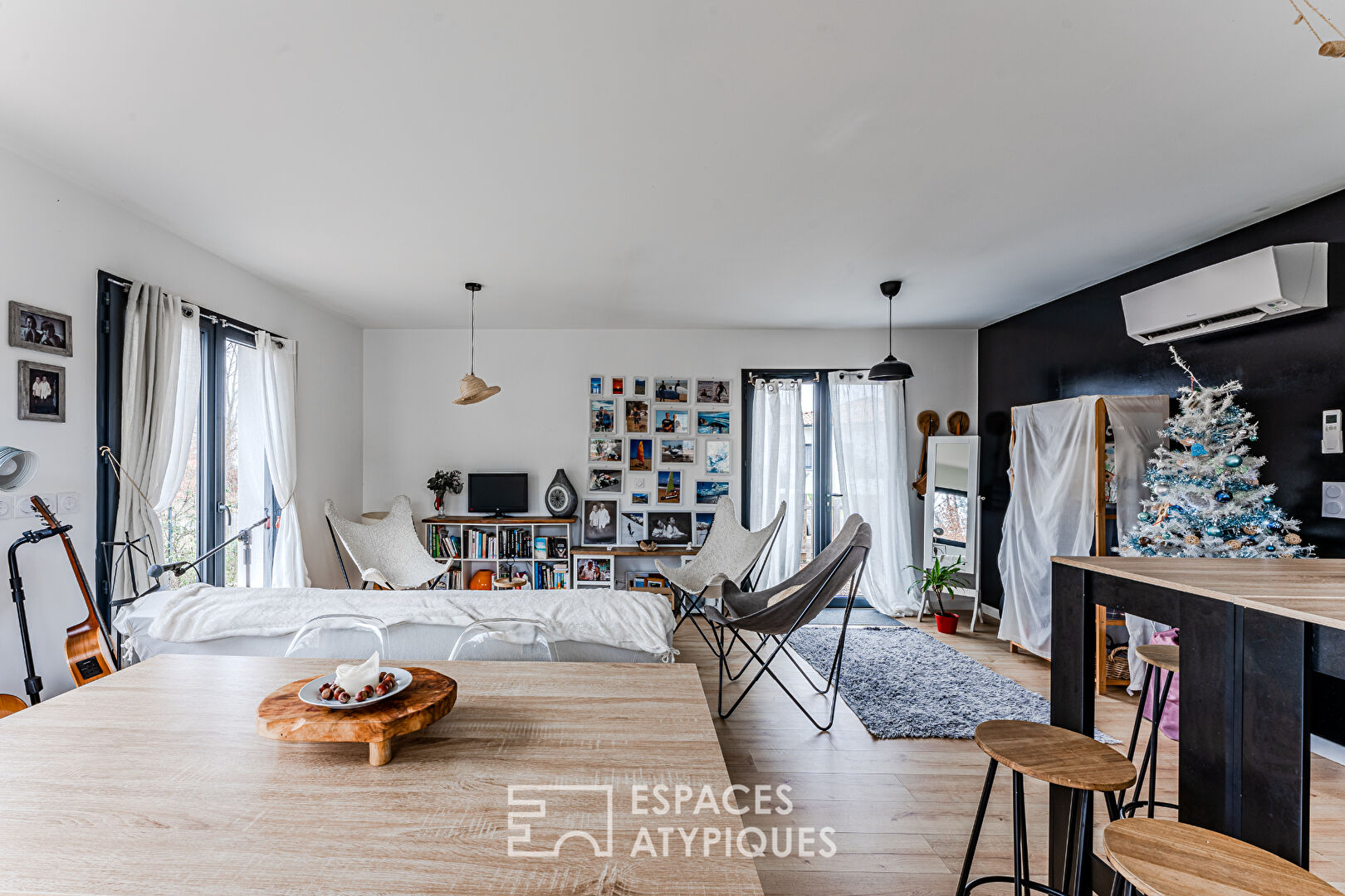 Maison contemporaine et sa double habitation en lisière de nature