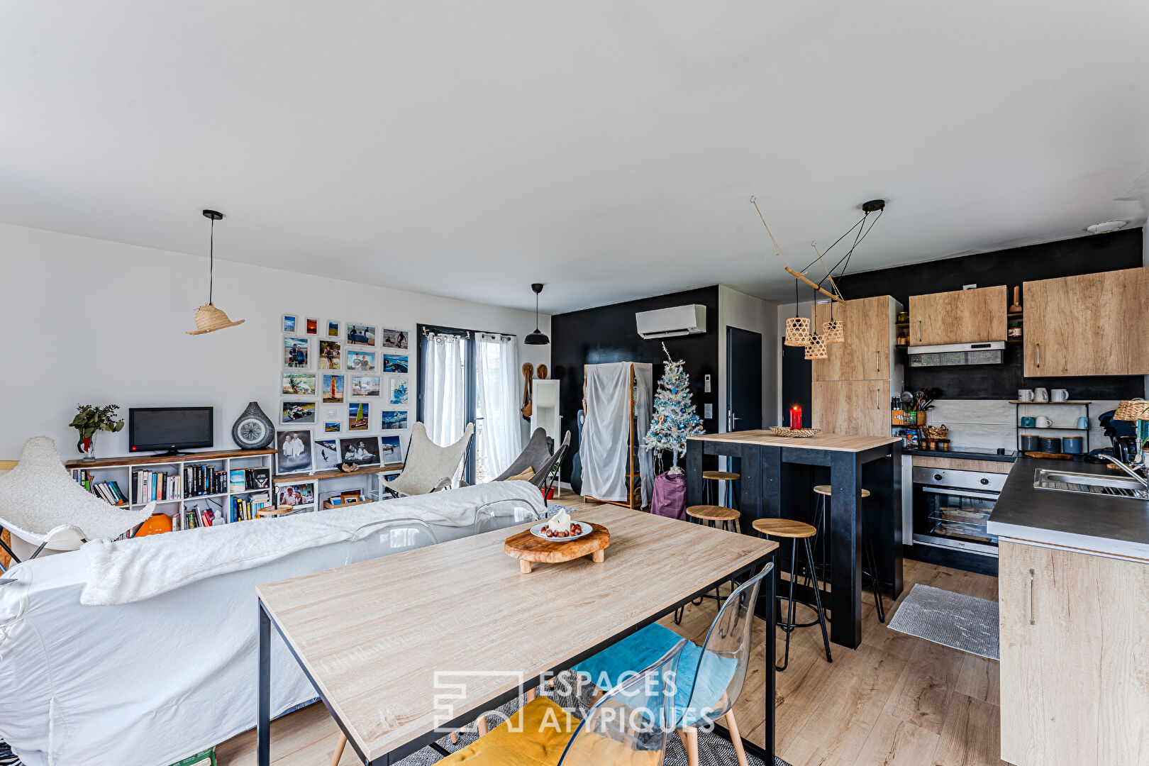 Maison contemporaine et sa double habitation en lisière de nature