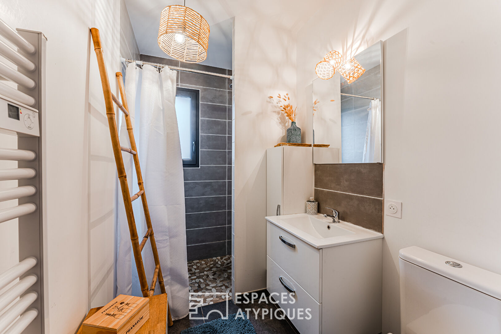 Maison contemporaine et sa double habitation en lisière de nature