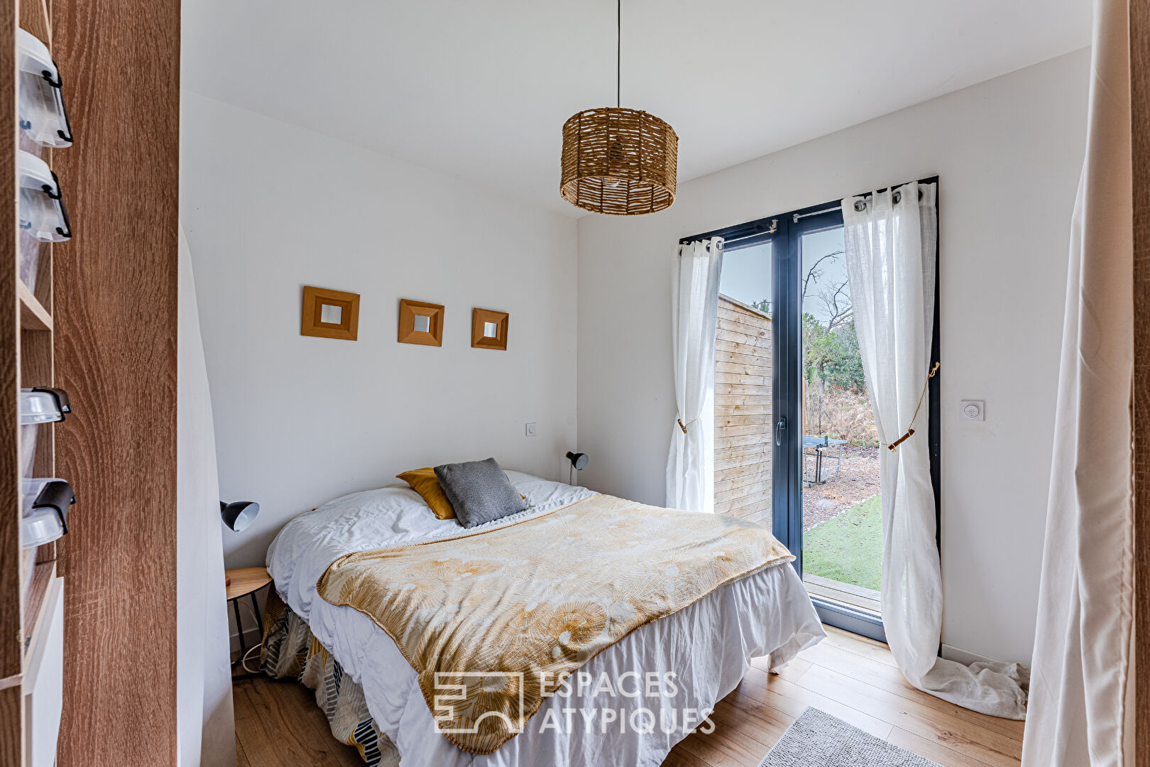 Maison contemporaine et sa double habitation en lisière de nature