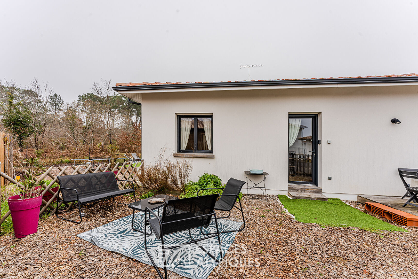 Maison contemporaine et sa double habitation en lisière de nature