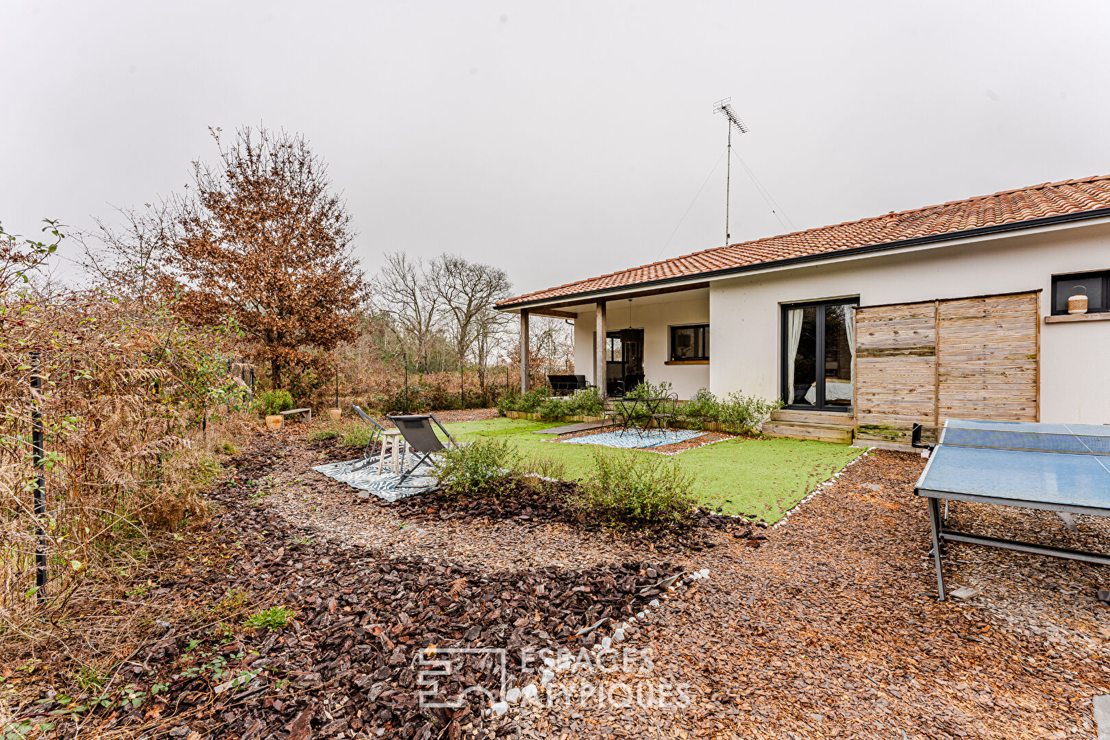 Maison contemporaine et sa double habitation en lisière de nature