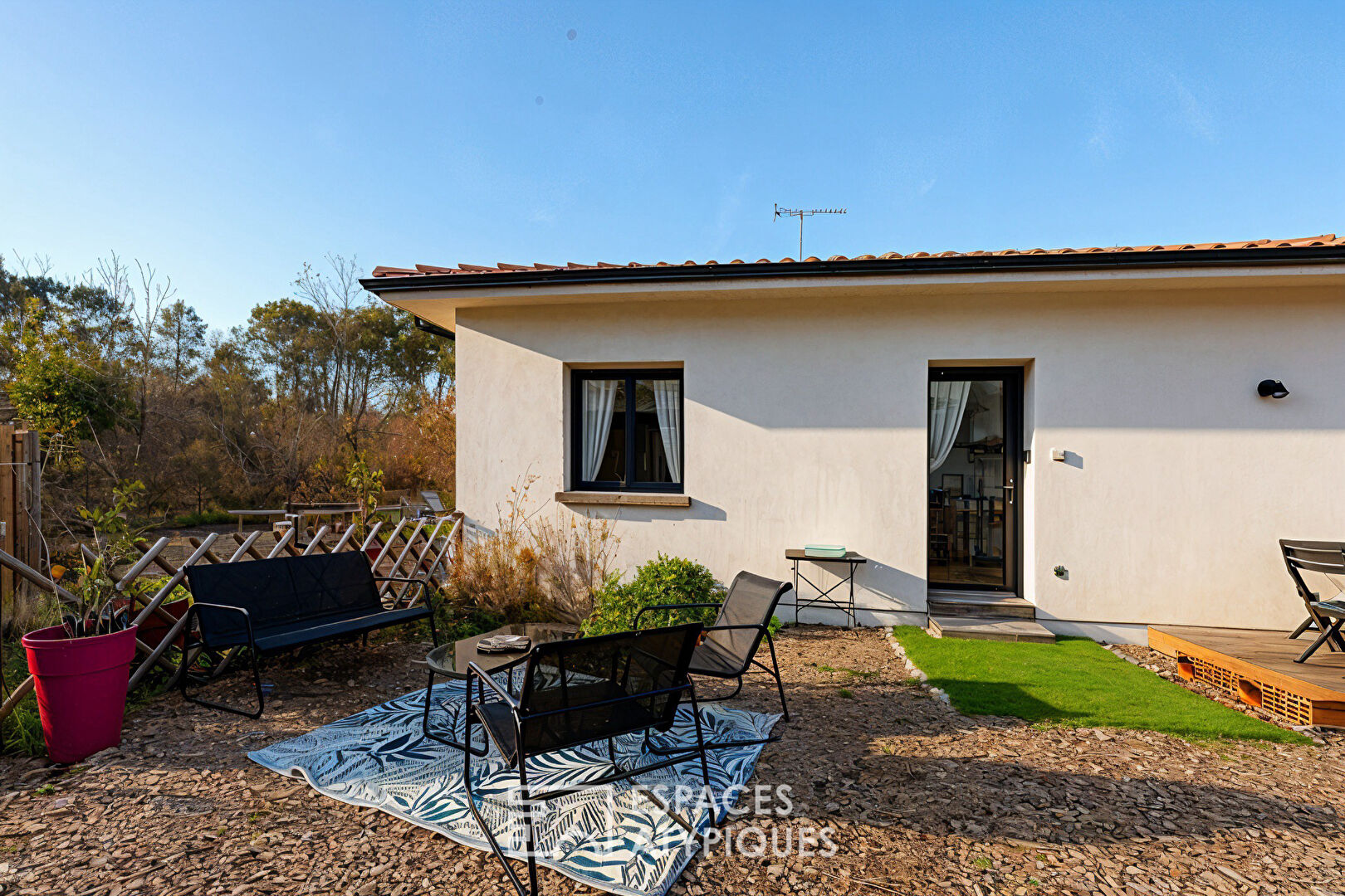 Maison contemporaine et sa double habitation en lisière de nature