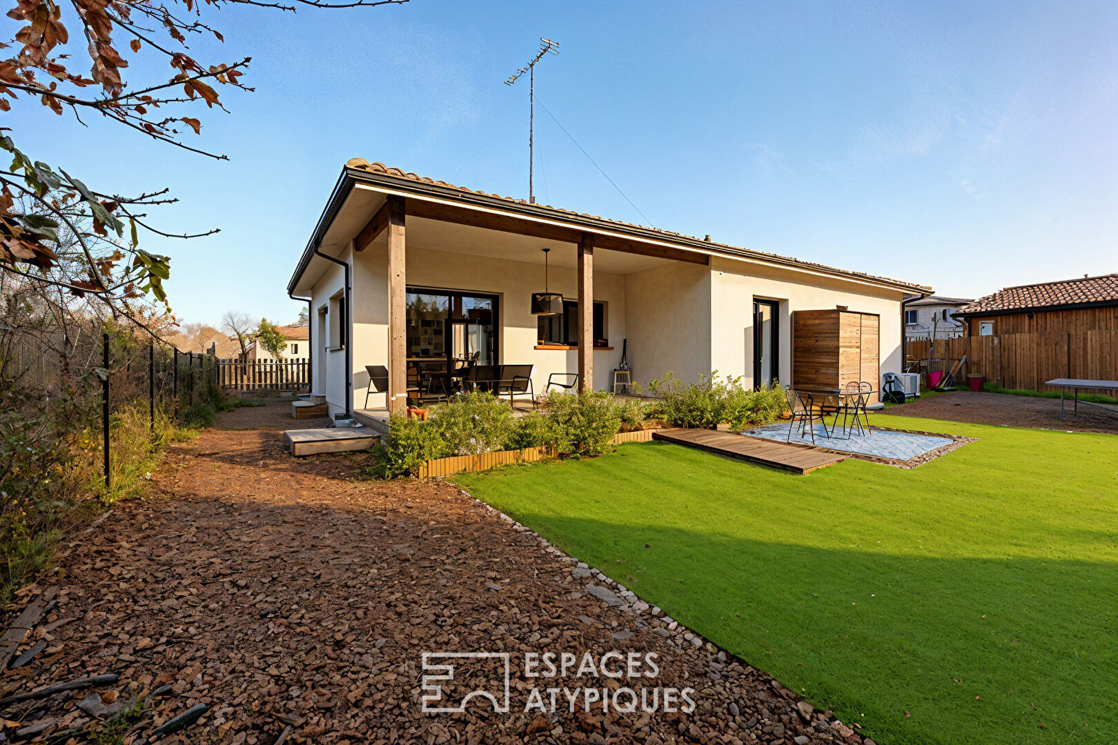 Maison contemporaine et sa double habitation en lisière de nature