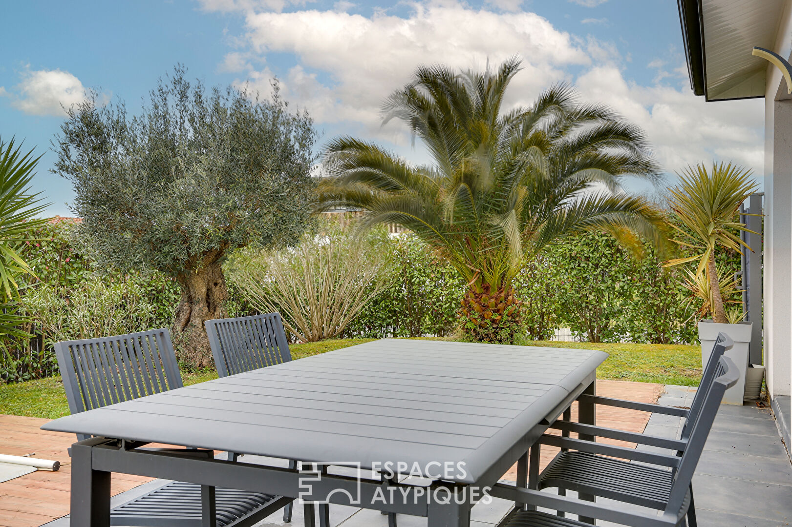 Villa contemporaine aux lignes épurées avec piscine