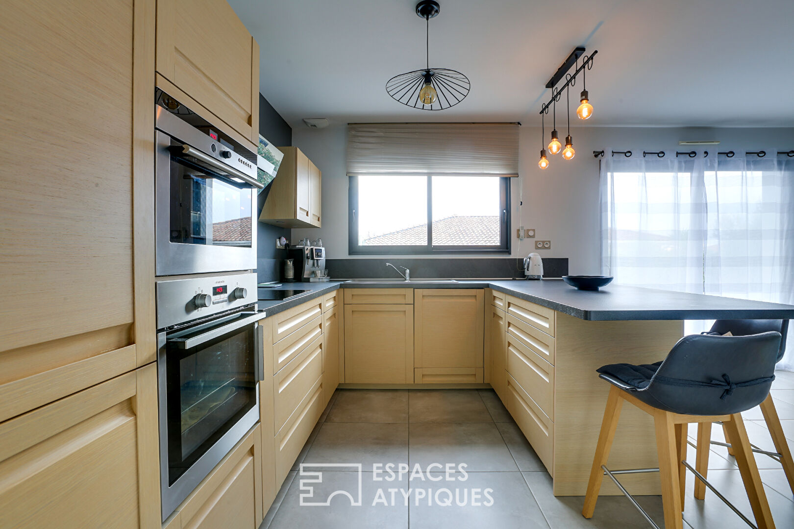 Villa contemporaine aux lignes épurées avec piscine