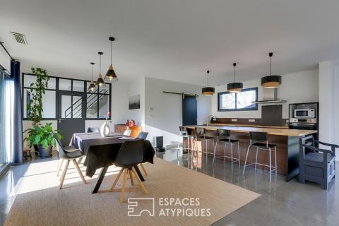 Contemporary villa with swimming pool, 5 km from the ocean