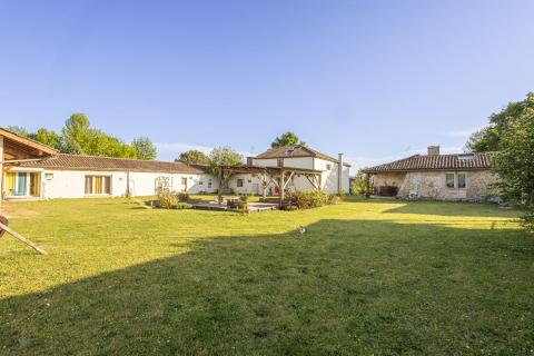 Gîte & Chambres d&rsquo;hôtes : Domaine de caractère en pleine nature
