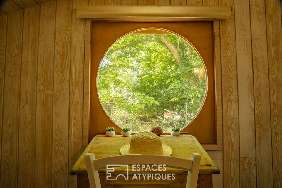 Maison forestière nichée au coeur d'un environnement boisé et préservé.