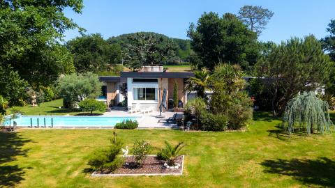 Villa d’architecte lumineuse avec piscine et jardin arboré