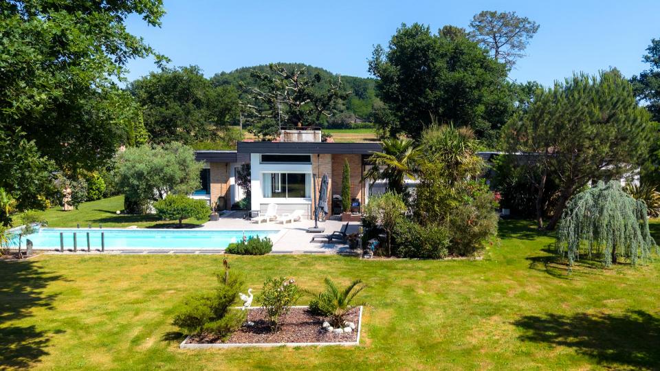 Villa d'architecte lumineuse avec piscine et jardin arboré