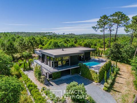 Propriété d’architecte confidentielle en lisière de forêt du Golf