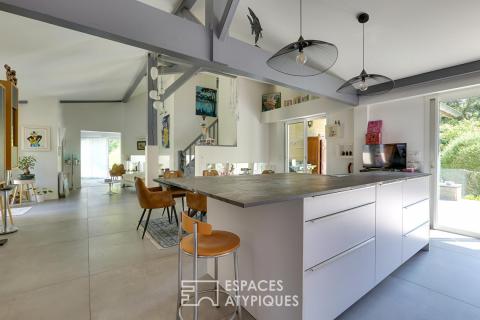 Between the pond and the ocean, an exceptional villa