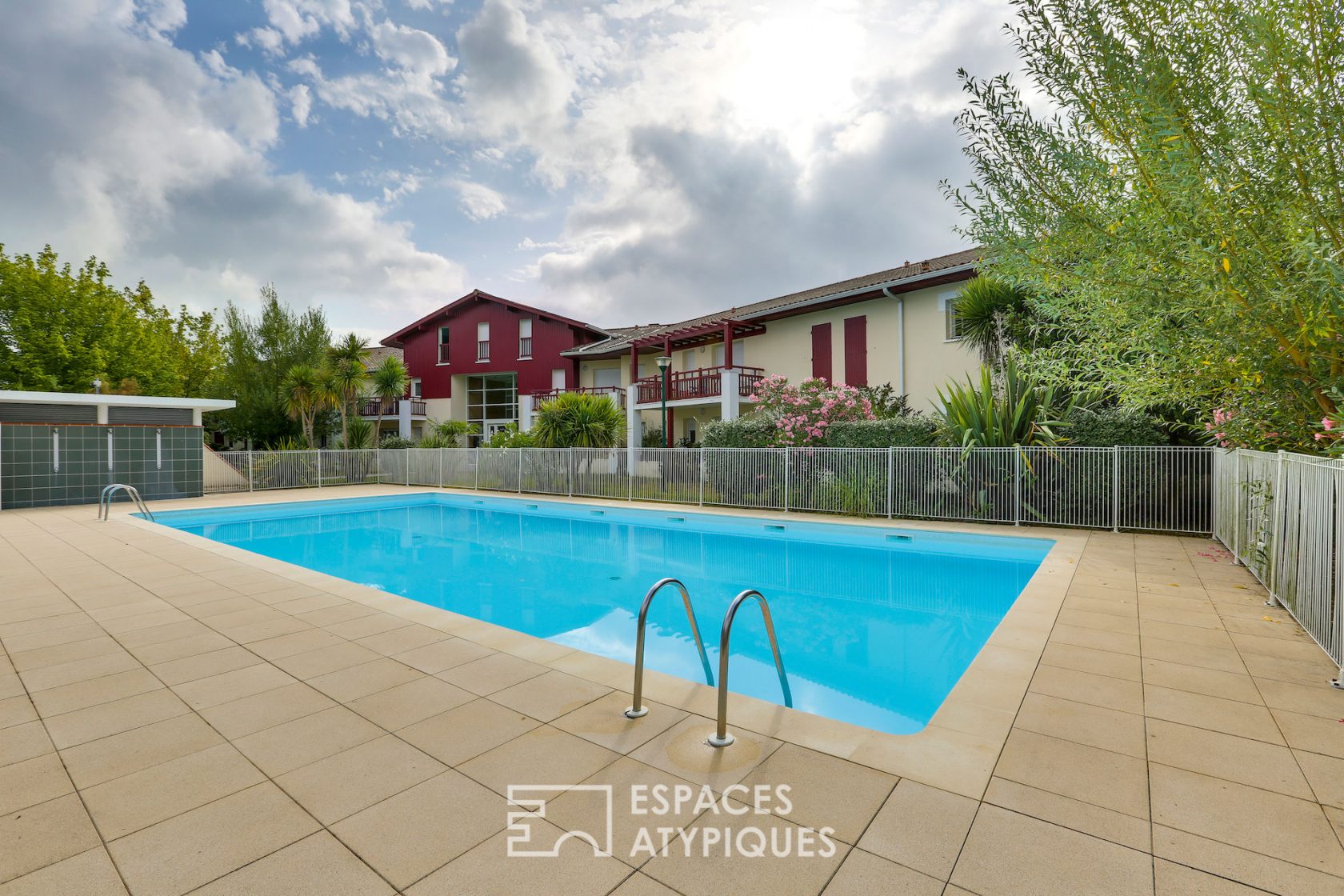 Appartement avec terrasse et piscine