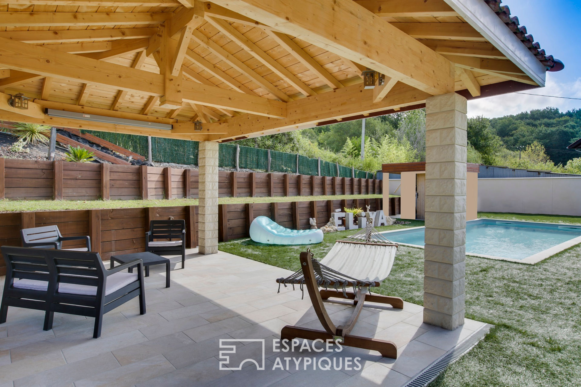 Vente Familiale arborée avec garages et piscine à SAINT BARTHELEMY