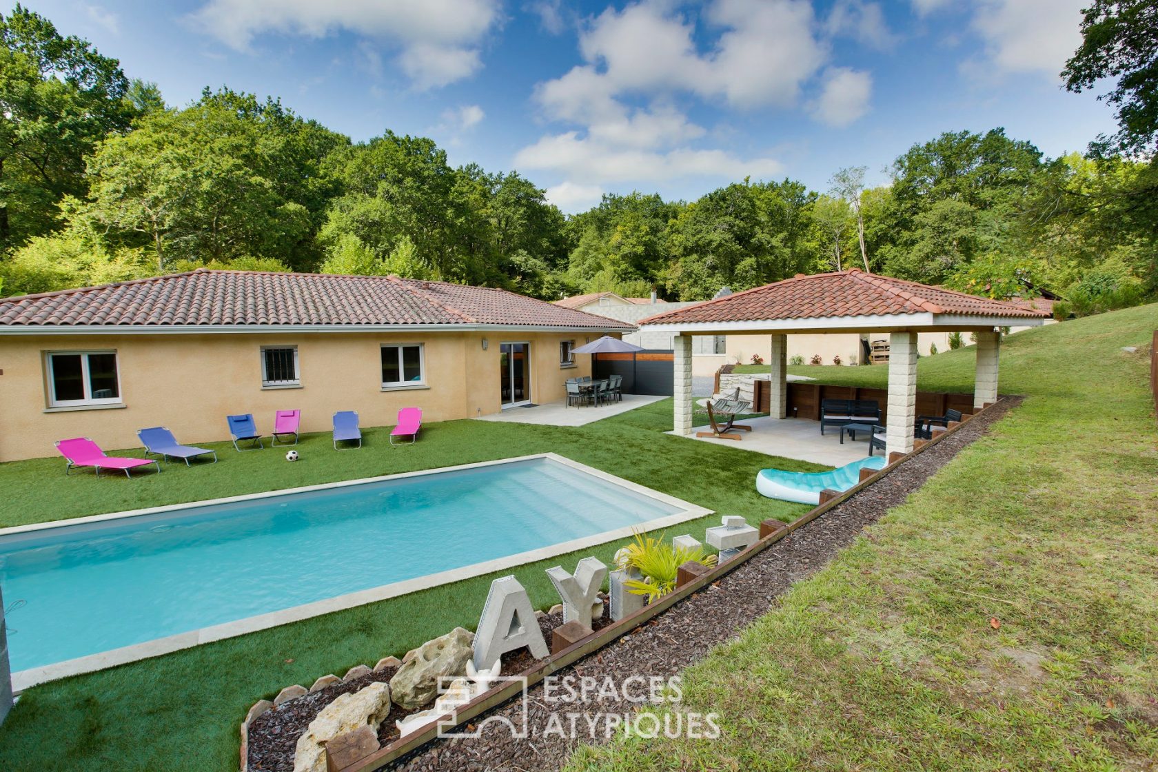 Familiale arborée avec garages et piscine