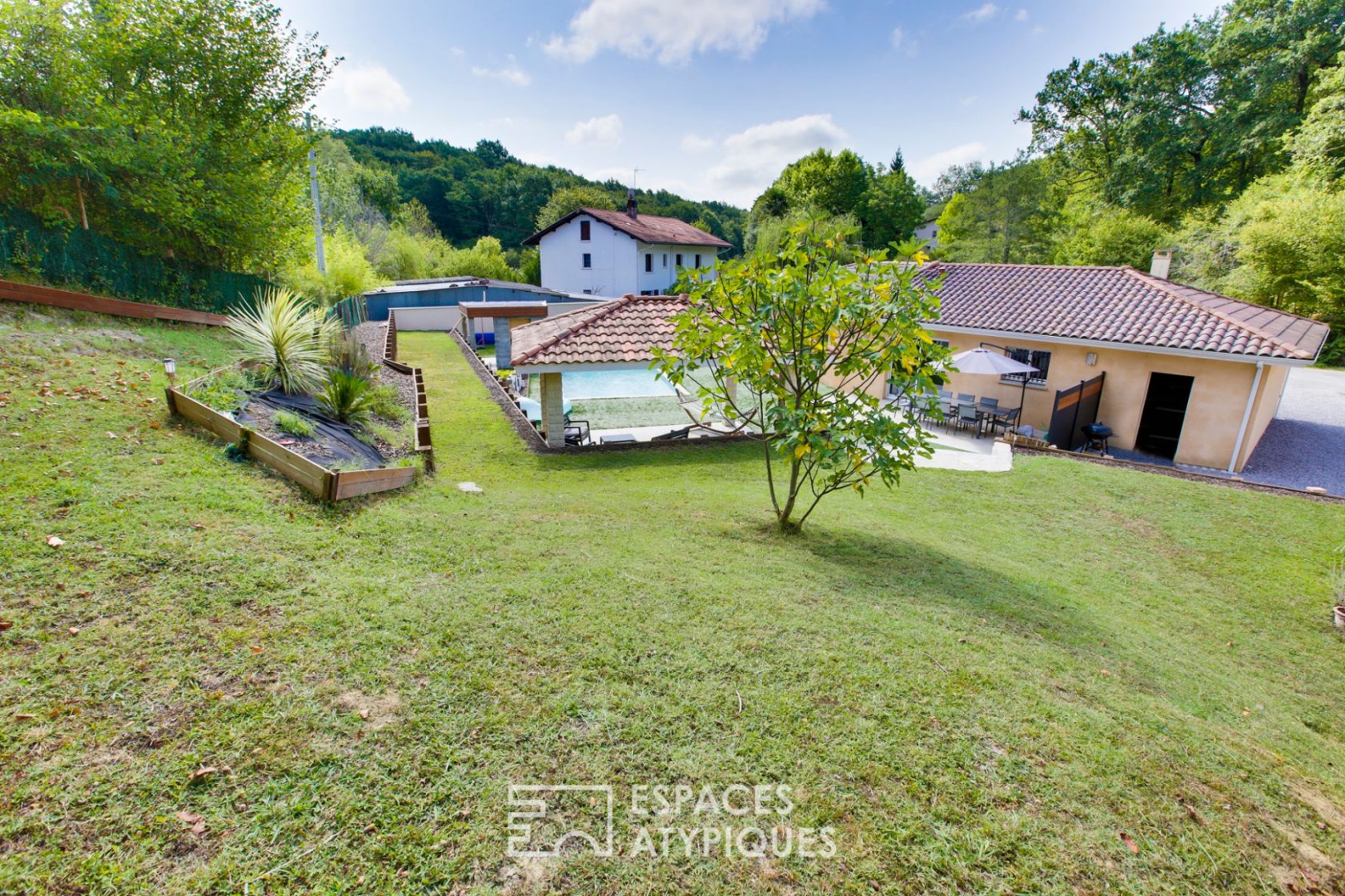 Familiale arborée avec garages et piscine