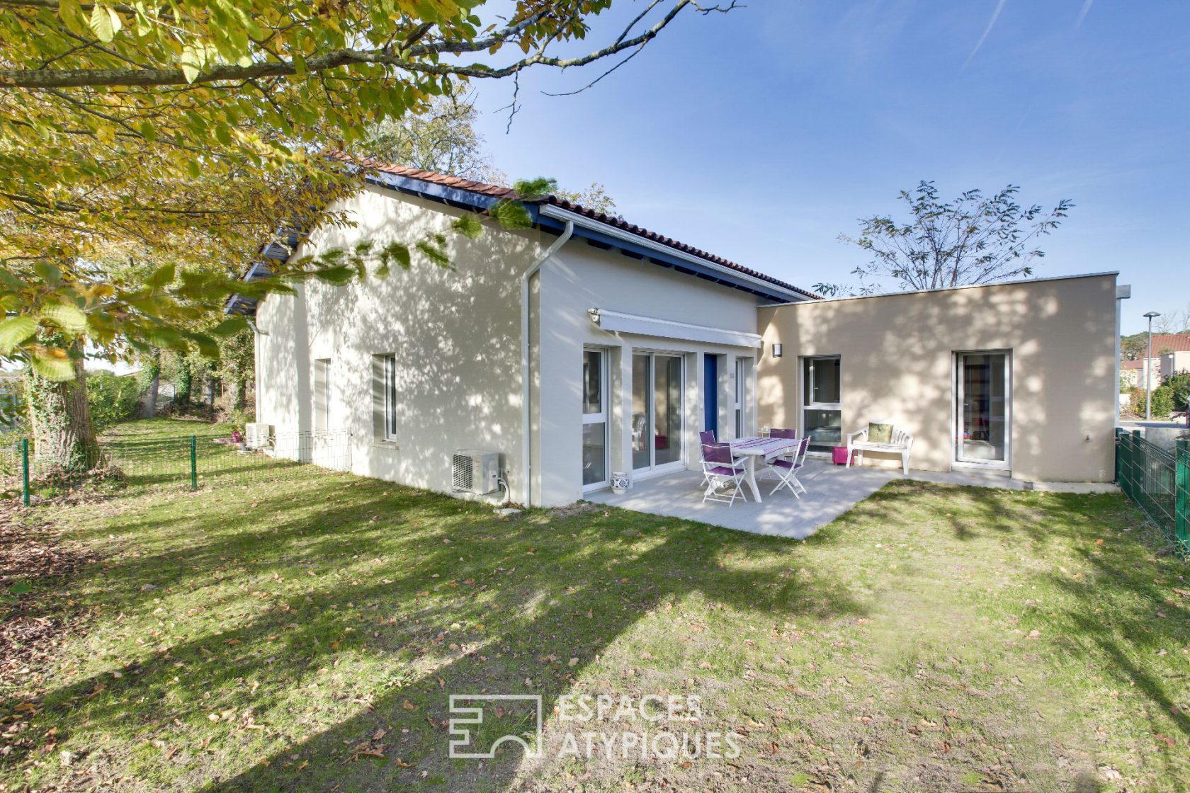 Comfort and conviviality, Senior house with terrace and garden
