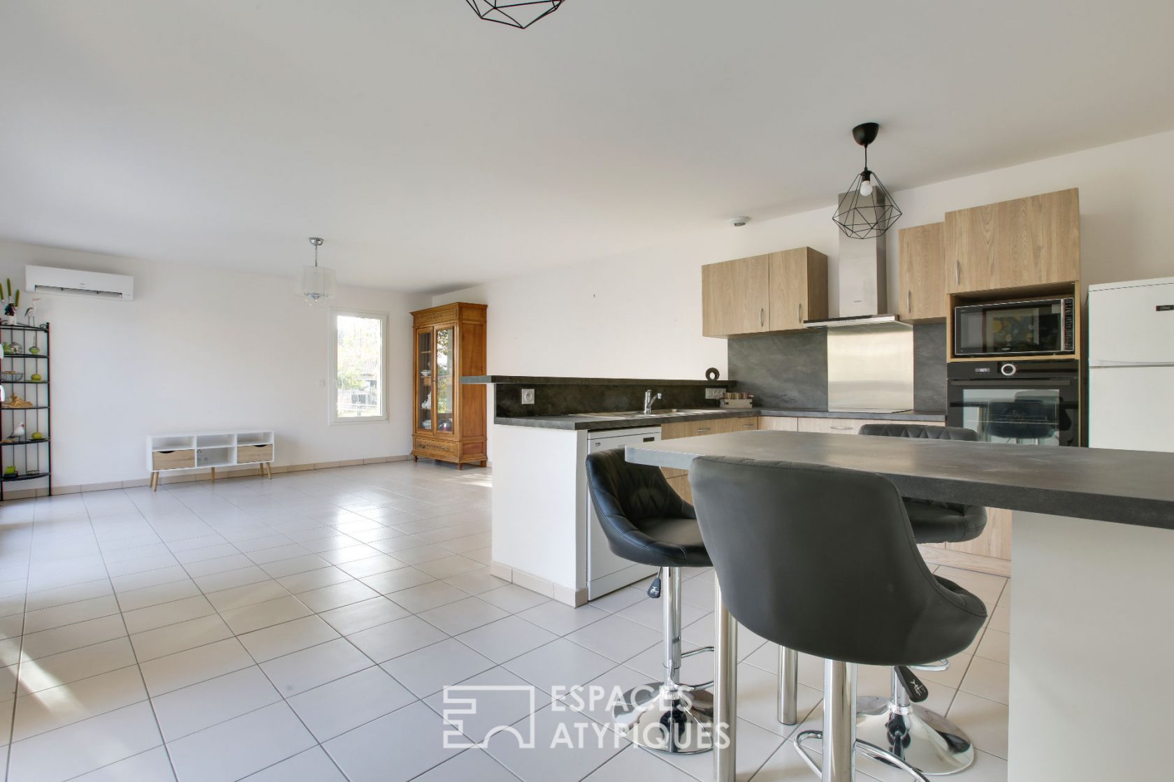 Comfort and conviviality, Senior house with terrace and garden
