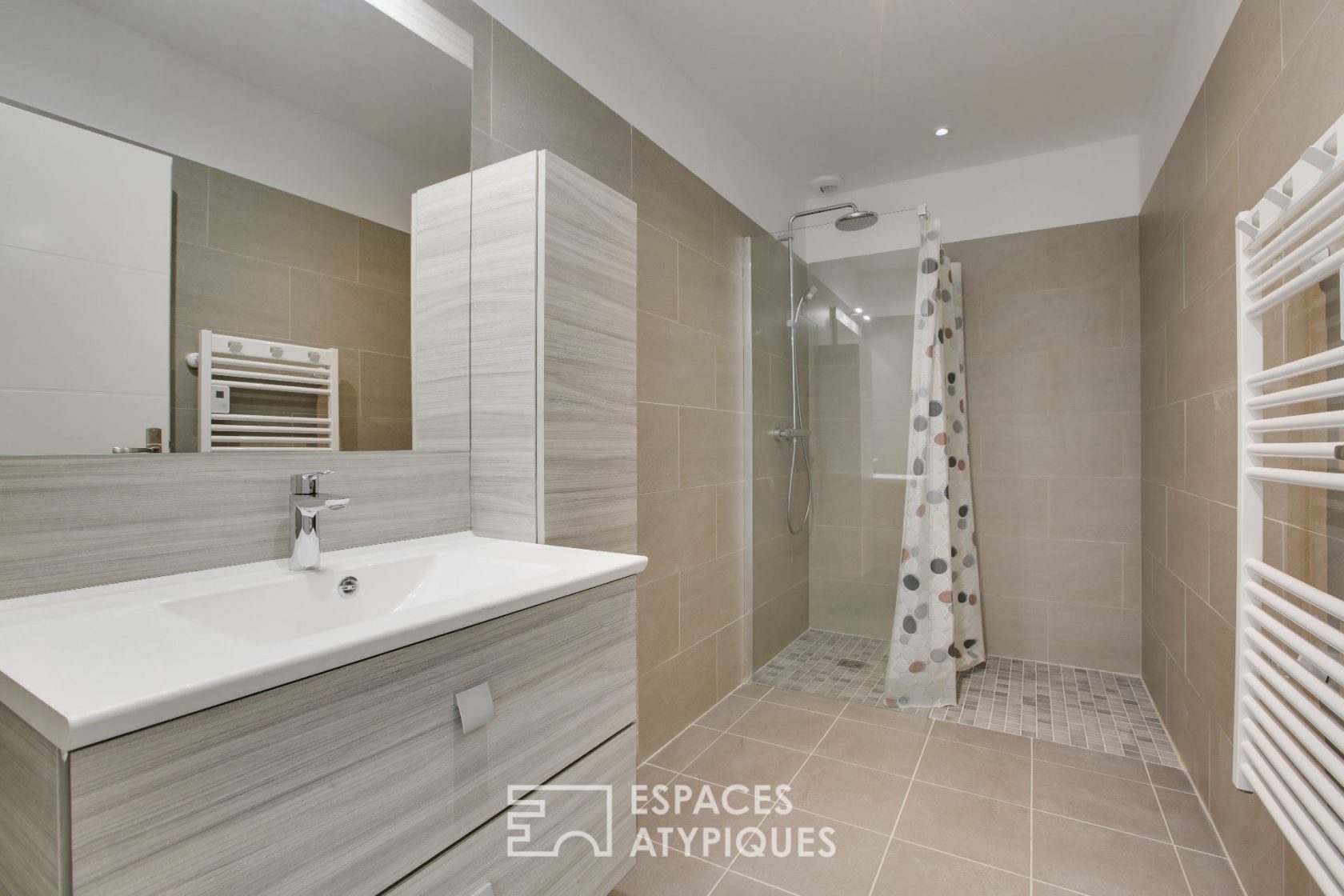 Comfort and conviviality, Senior house with terrace and garden