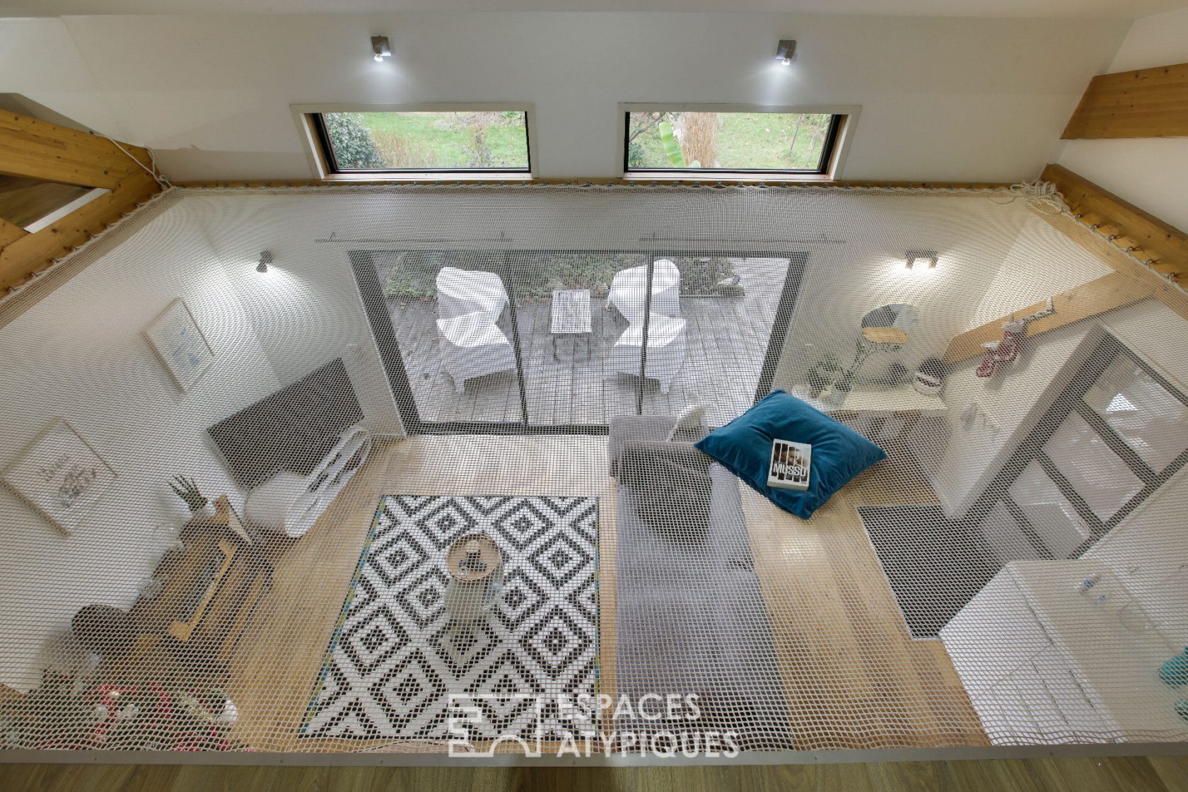 Contemporaine bois en lisière de forêt