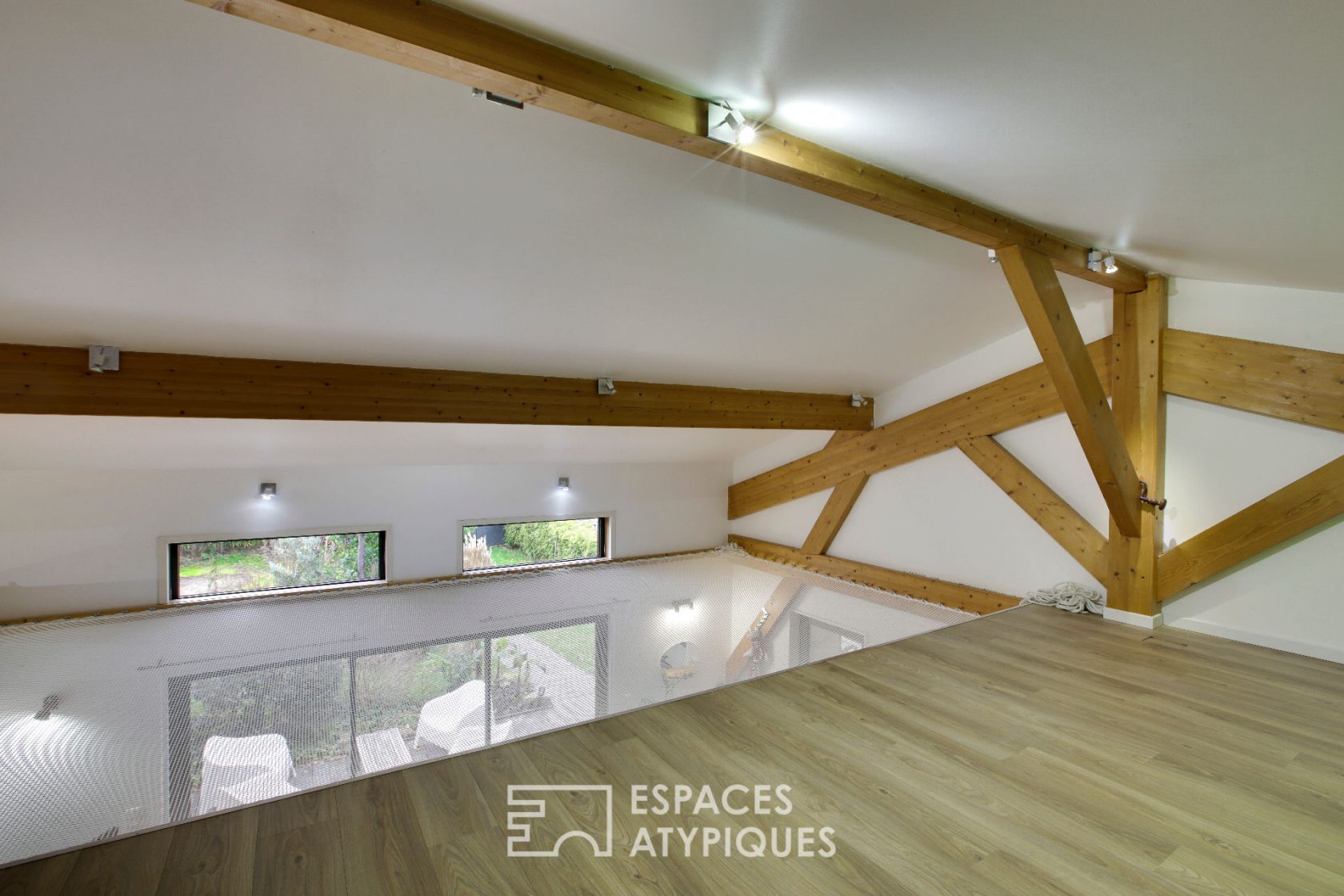 Contemporaine bois en lisière de forêt