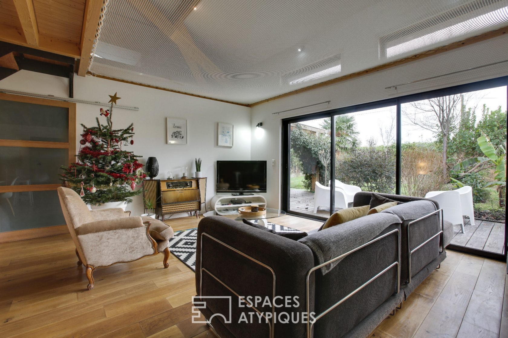 Contemporaine bois en lisière de forêt