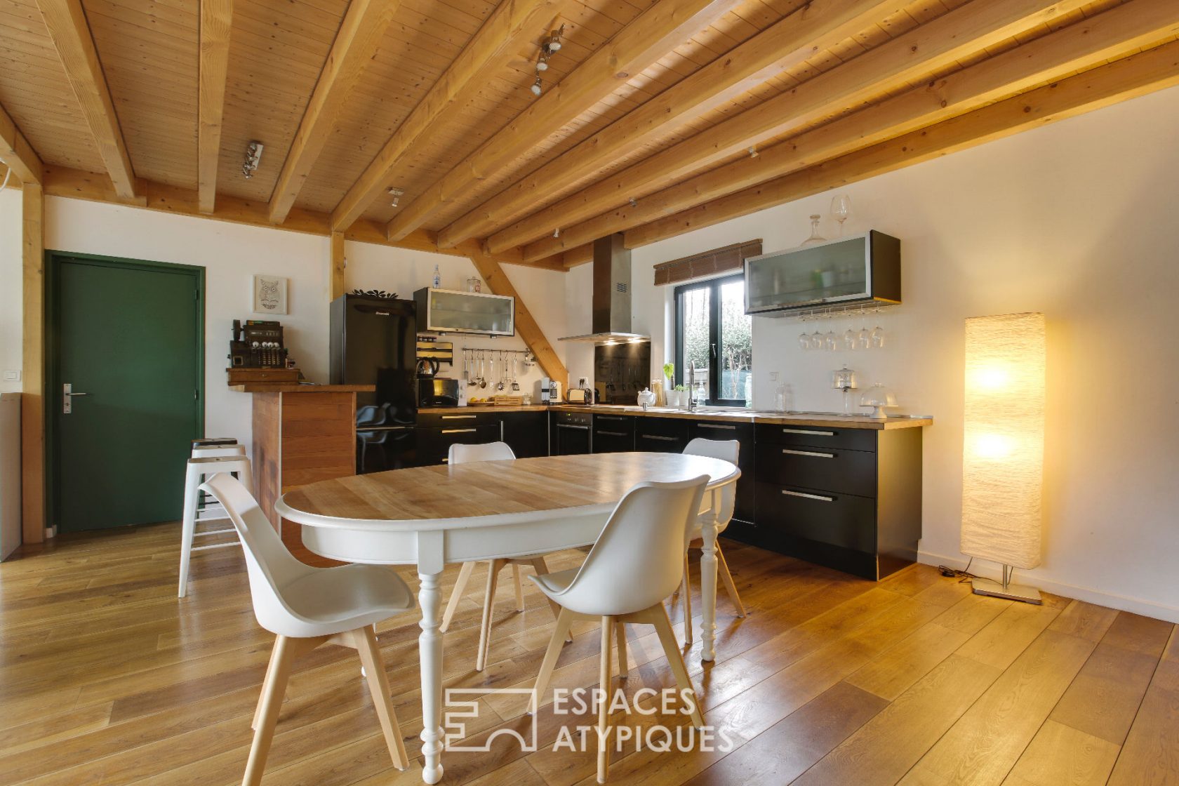 Contemporaine bois en lisière de forêt