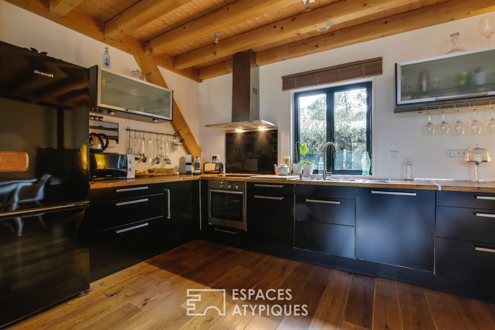 Contemporaine bois en lisière de forêt