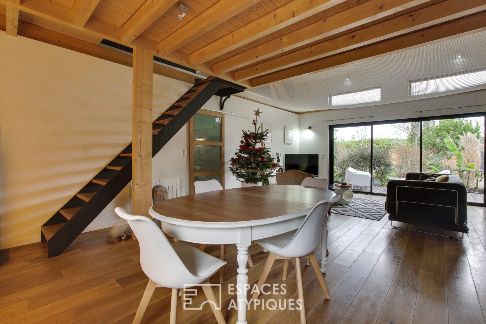 Contemporaine bois en lisière de forêt