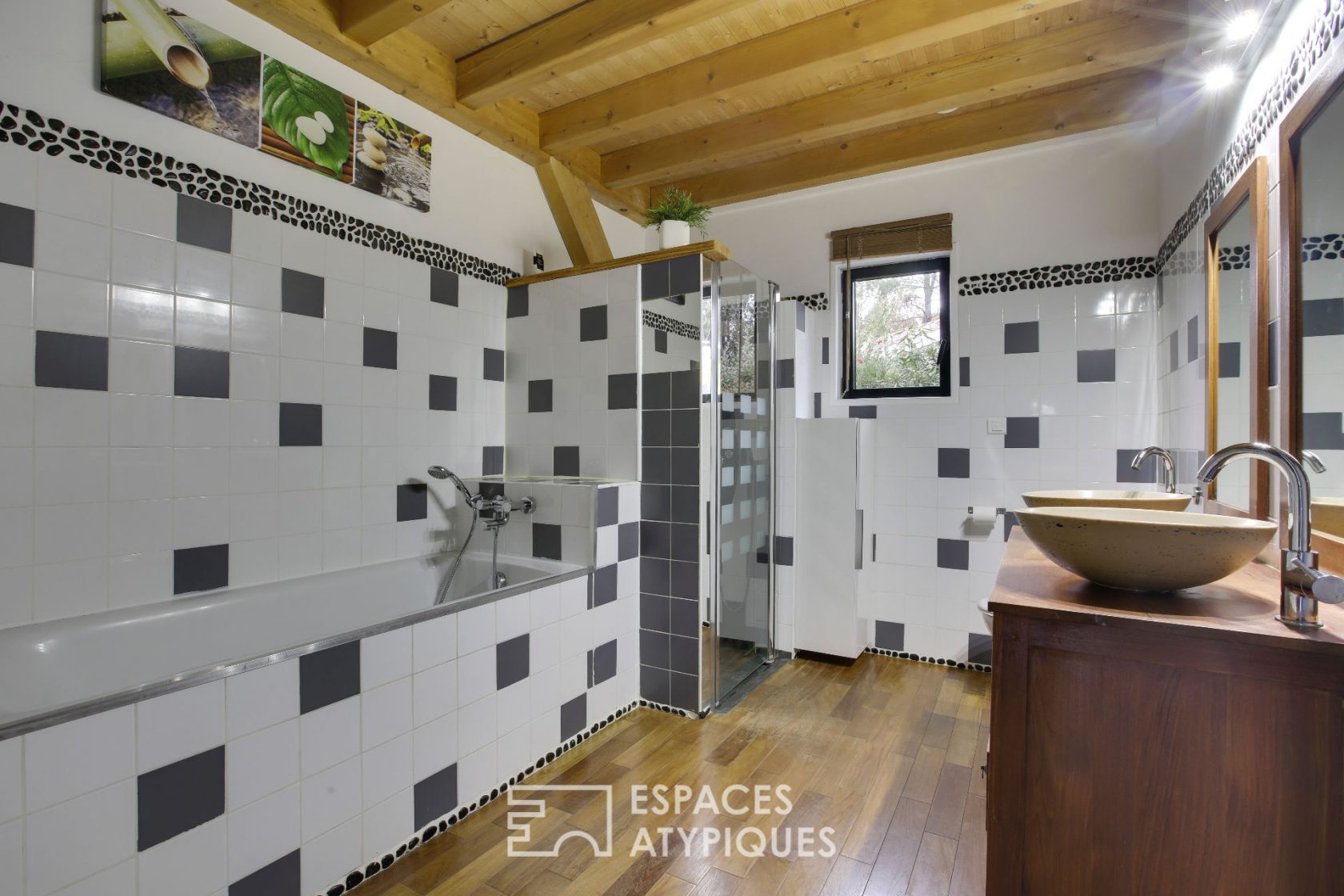 Contemporaine bois en lisière de forêt