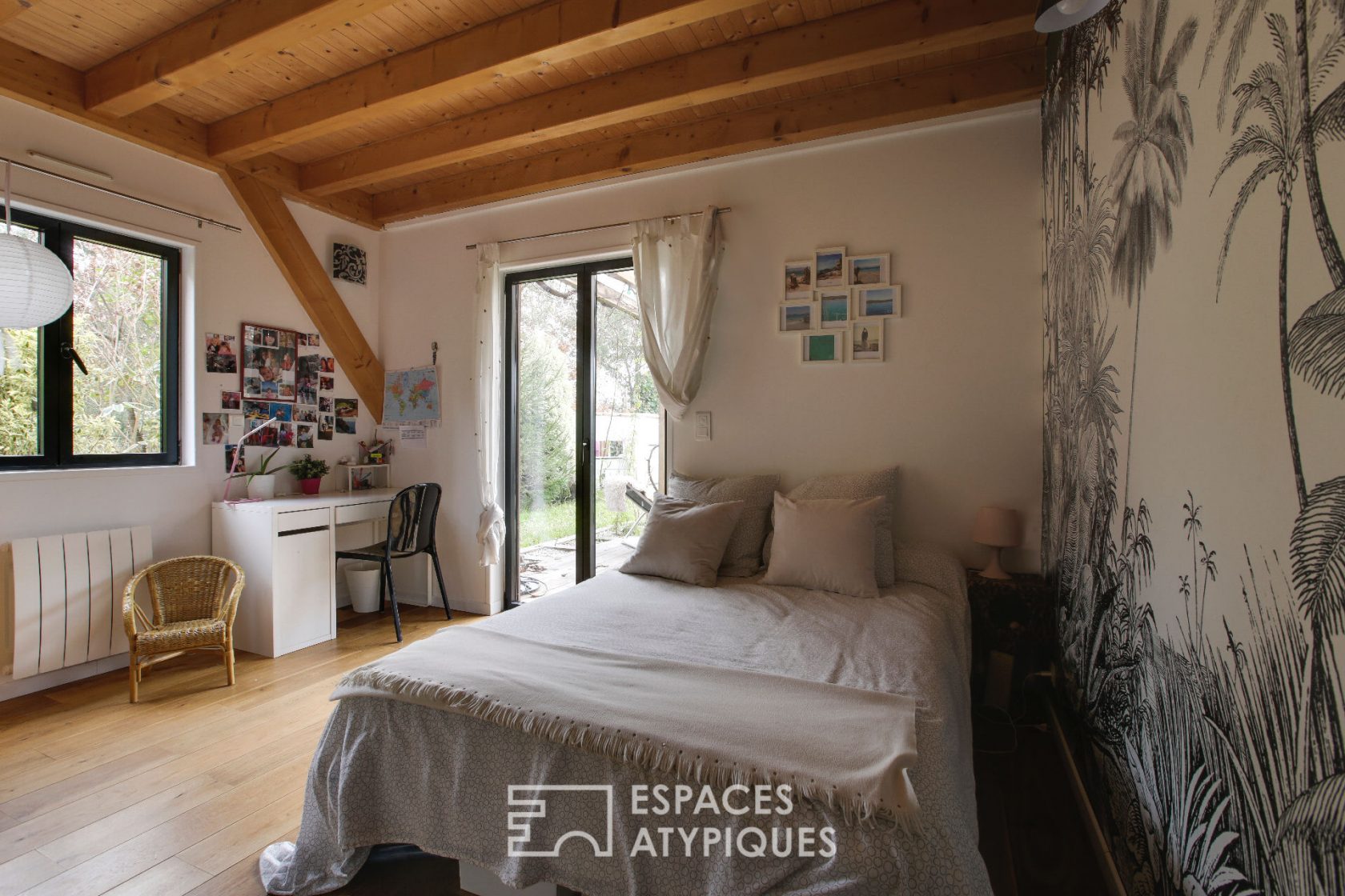 Contemporaine bois en lisière de forêt