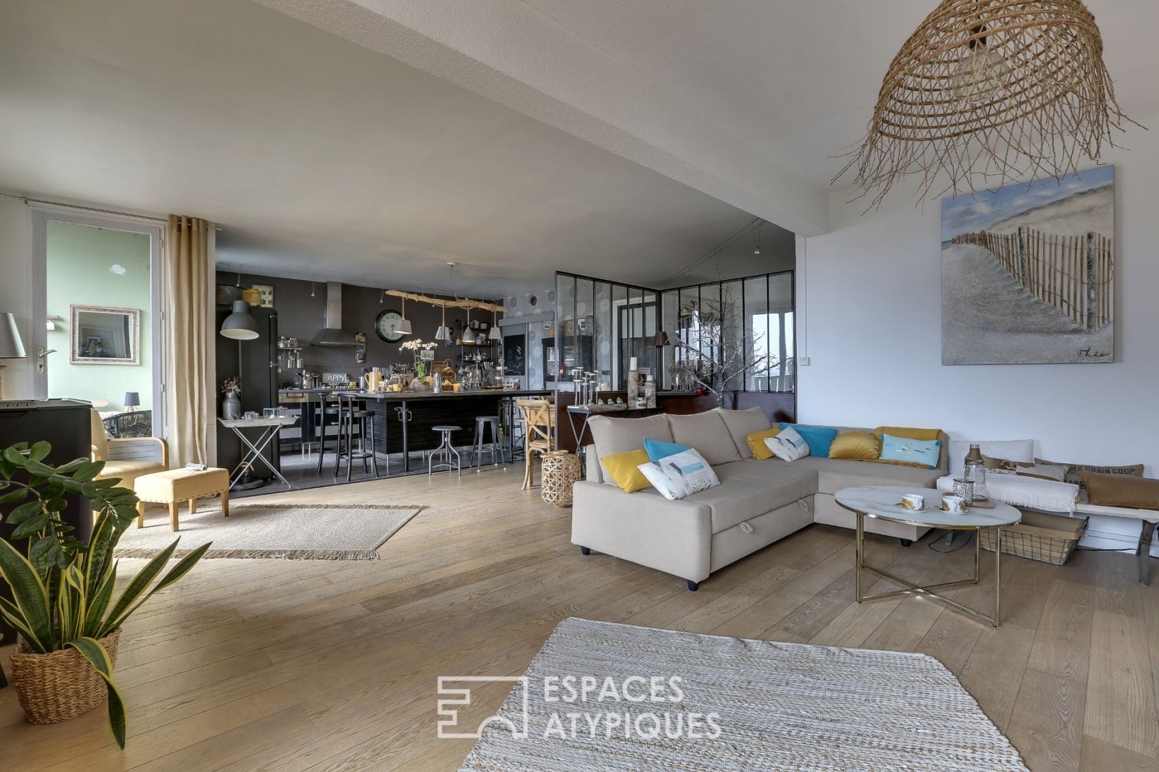 Appartement aux triples extérieurs en dernier étage