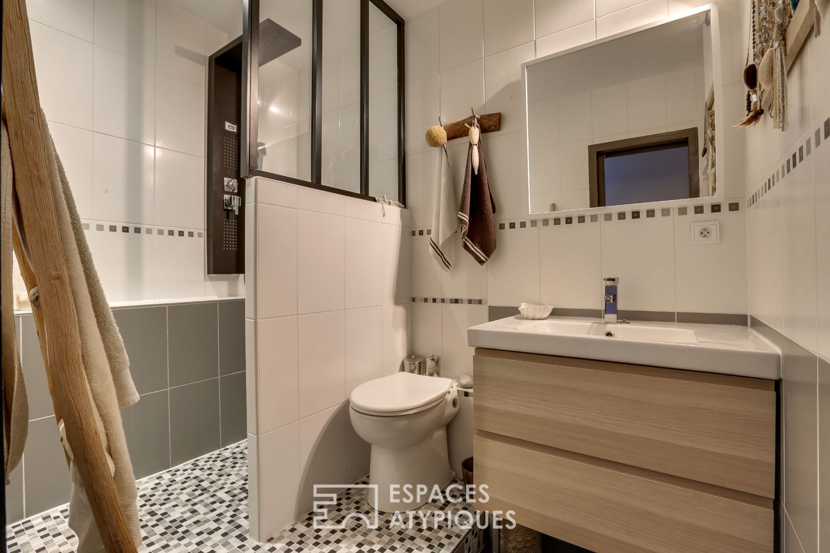 Appartement aux triples extérieurs en dernier étage