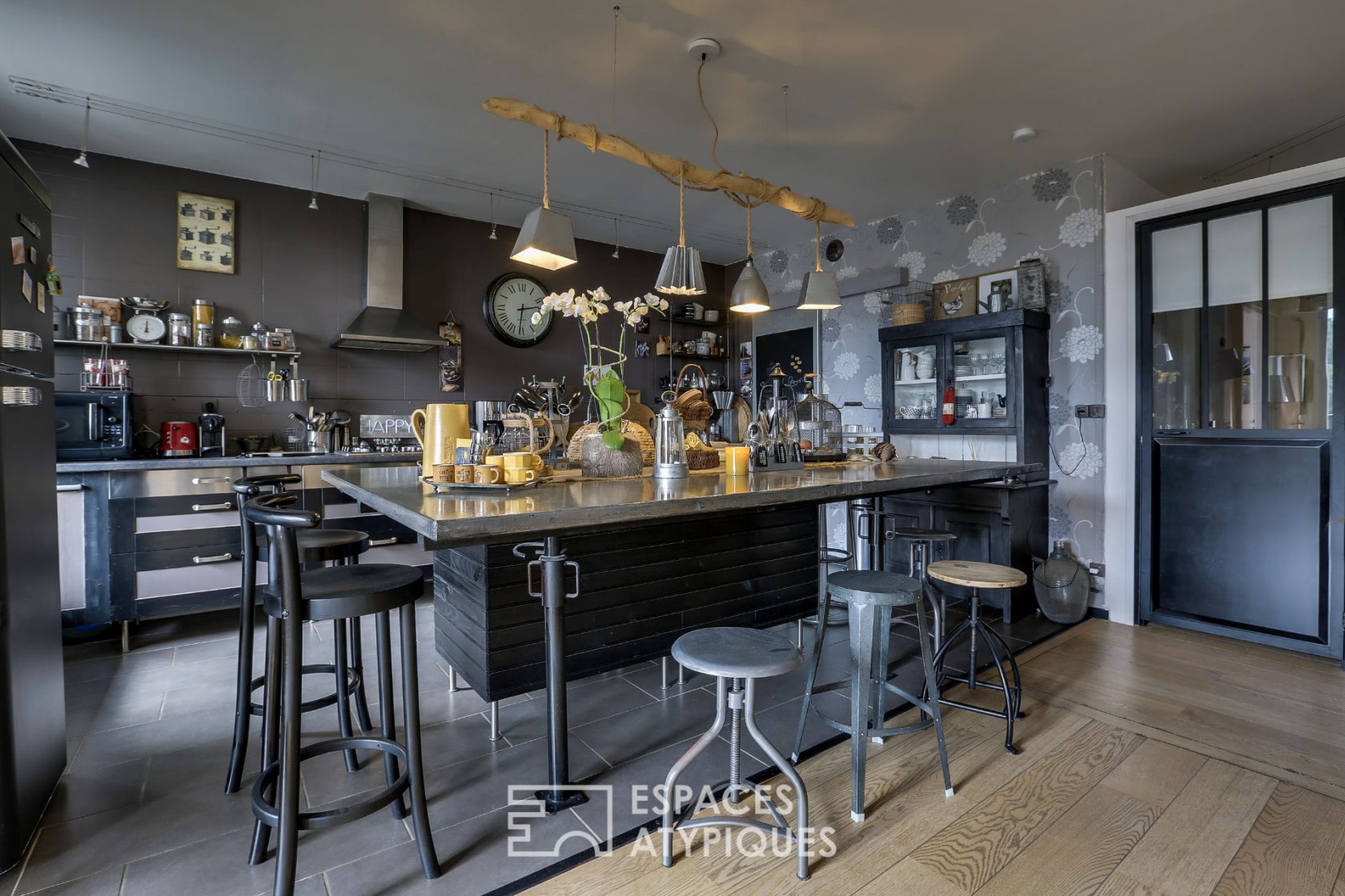 Appartement aux triples extérieurs en dernier étage