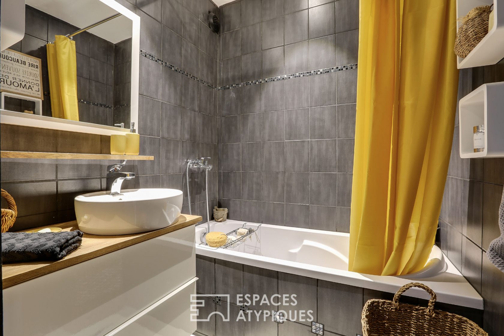 Appartement aux triples extérieurs en dernier étage