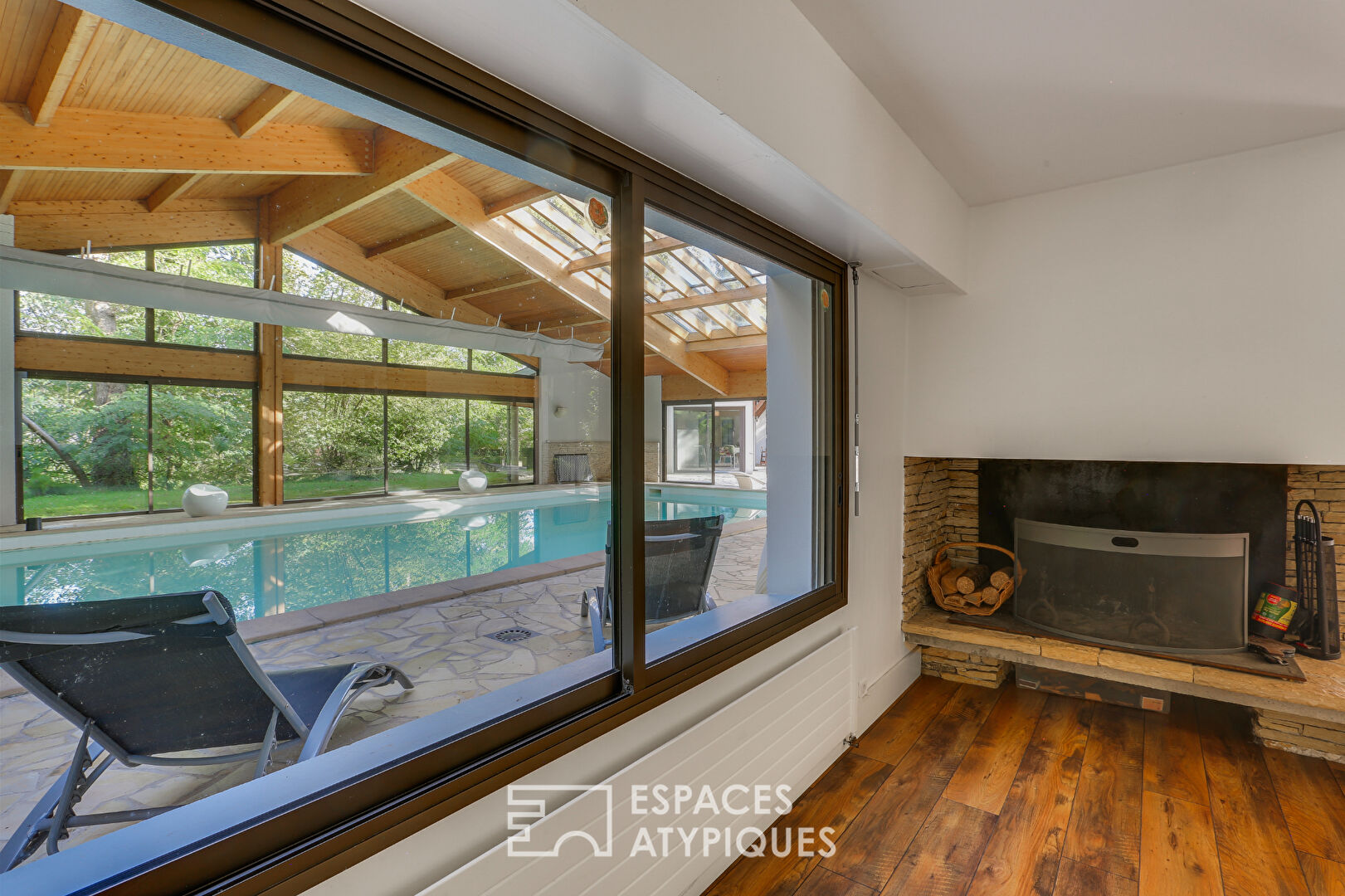 Seventies-style property and its indoor swimming pool