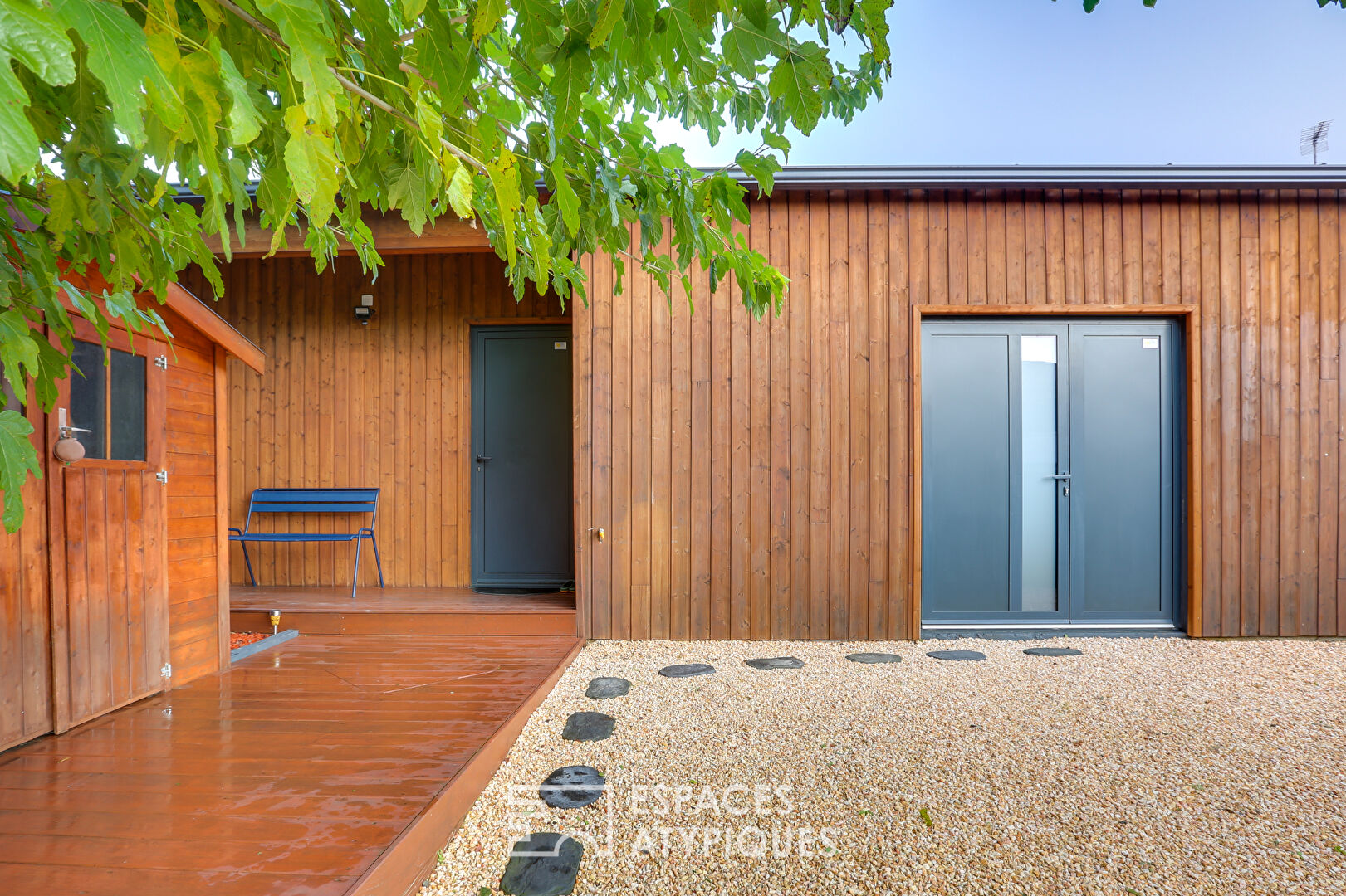 Maison cubique et son patio avec piscine proche centre-ville