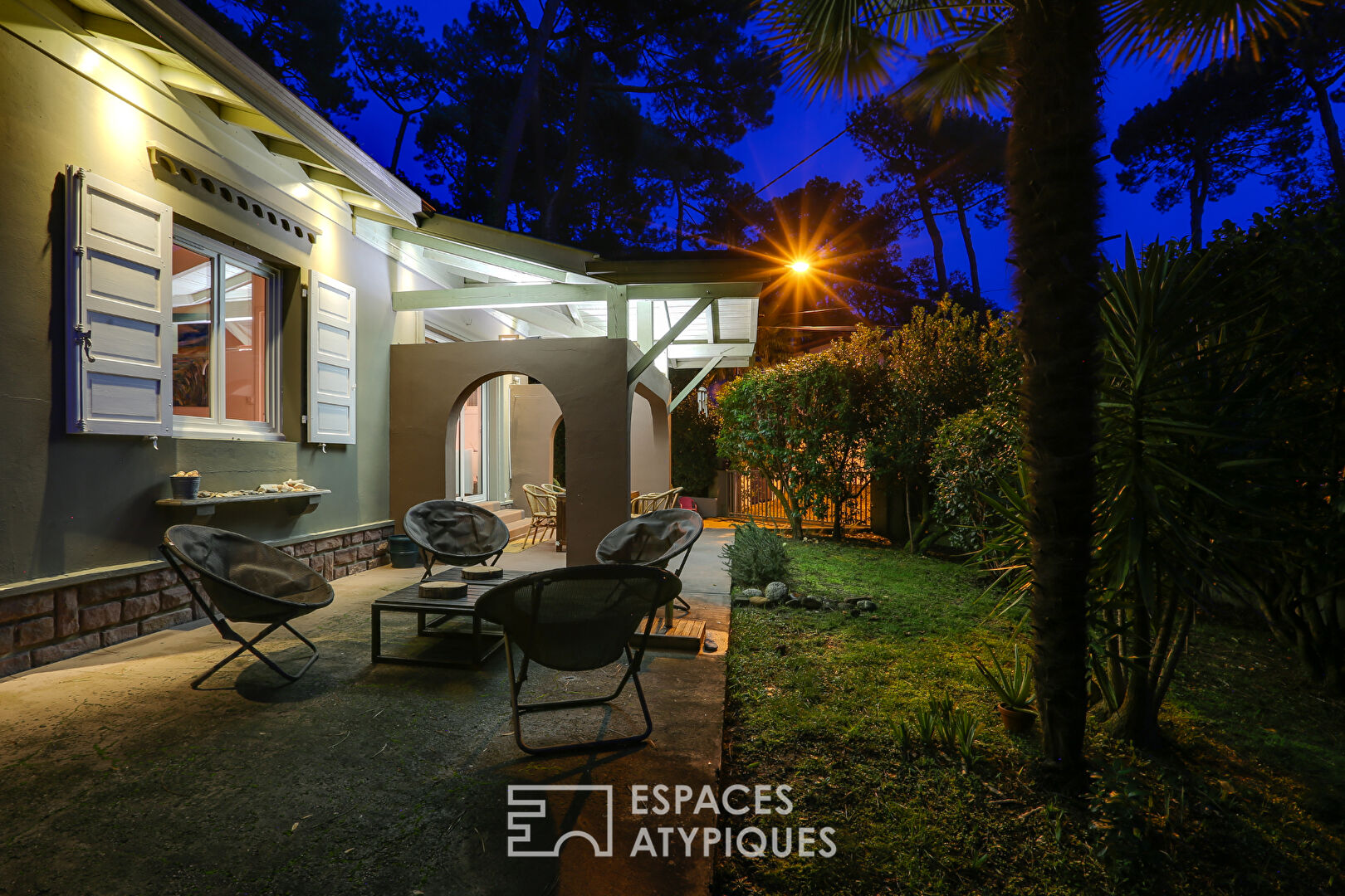 Maison des années 60 au terrain arboré à deux pas du lac marin