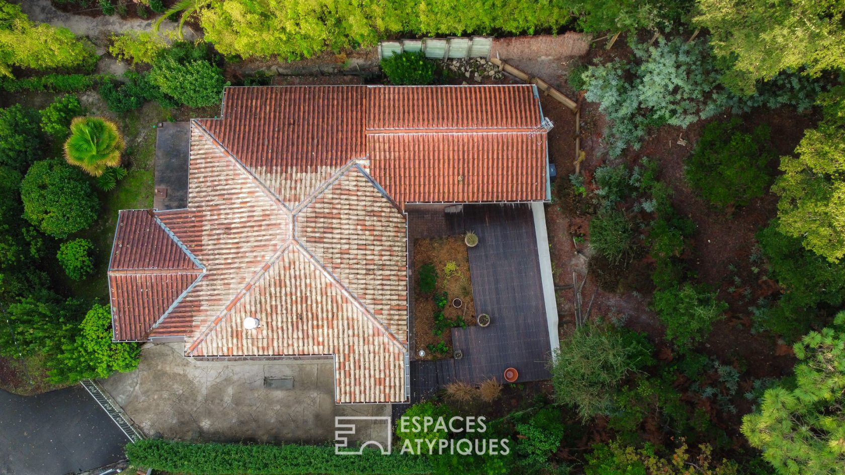 Maison des années 60 au terrain arboré à deux pas du lac marin