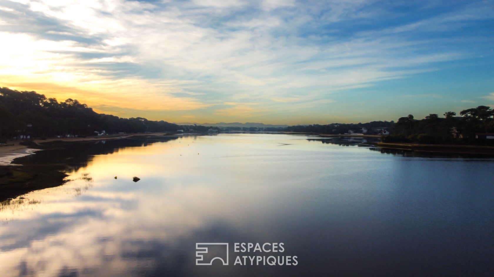 Maison des années 60 au terrain arboré à deux pas du lac marin