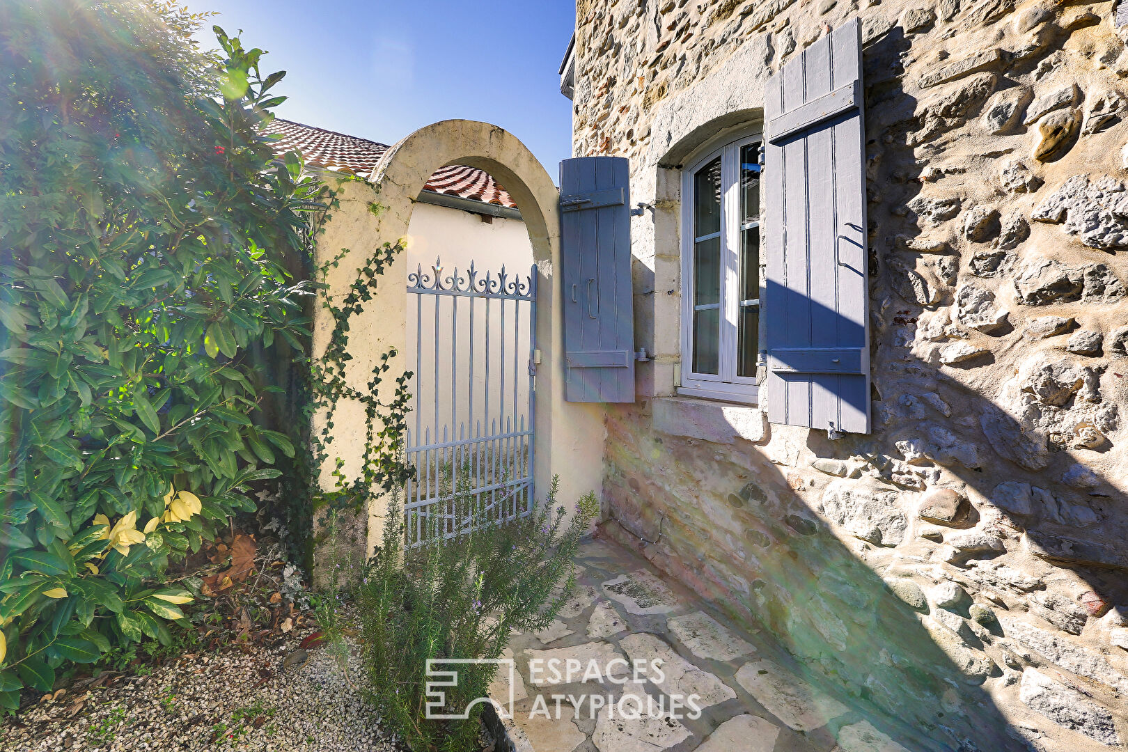 Charming house, with landscaped garden and swimming pool, near the Landes coast.