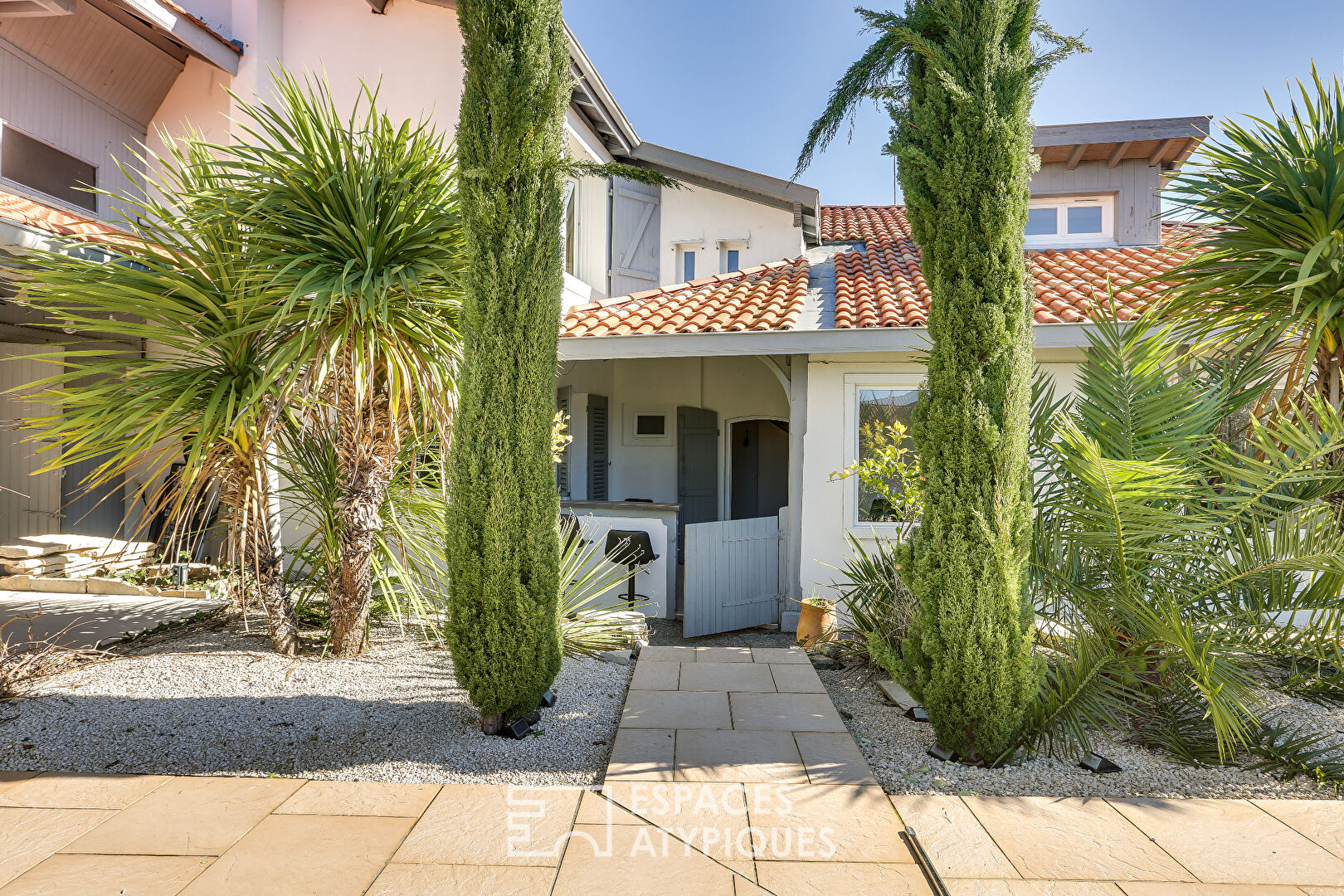 Charming house, with landscaped garden and swimming pool, near the Landes coast.