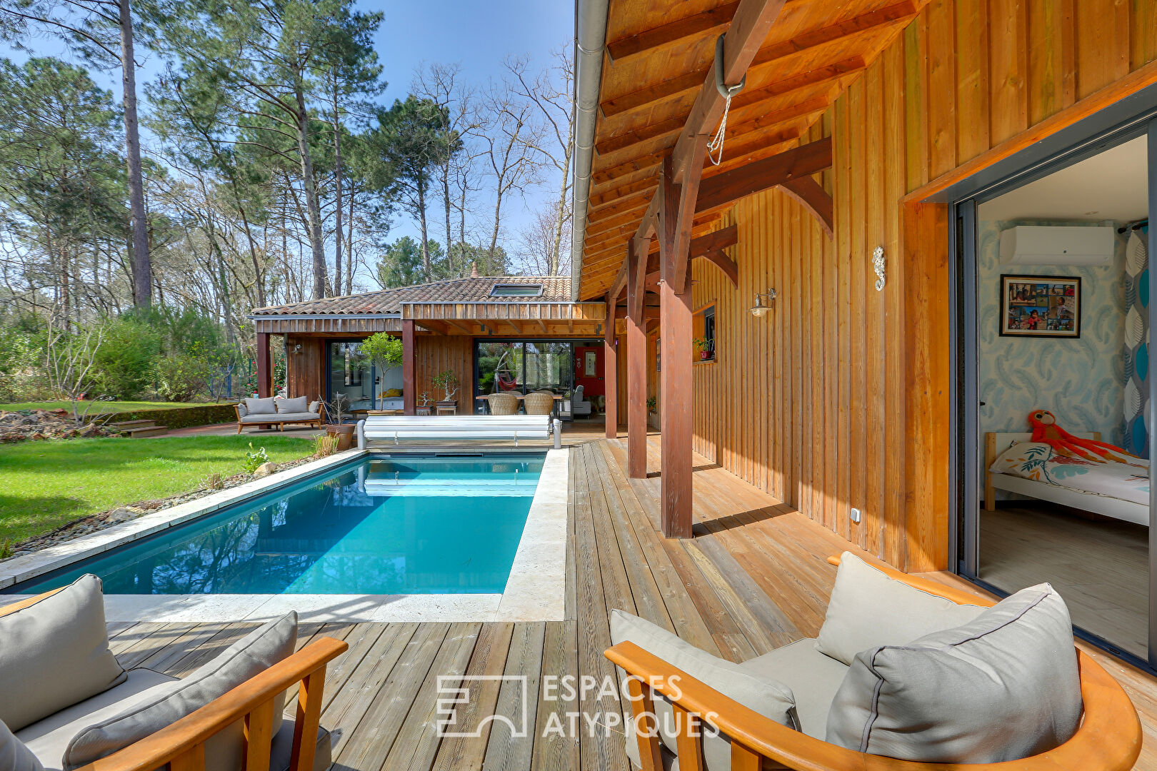 Villa contemporaine à 200 mètres du lac avec piscine et sa vue sur les pins.