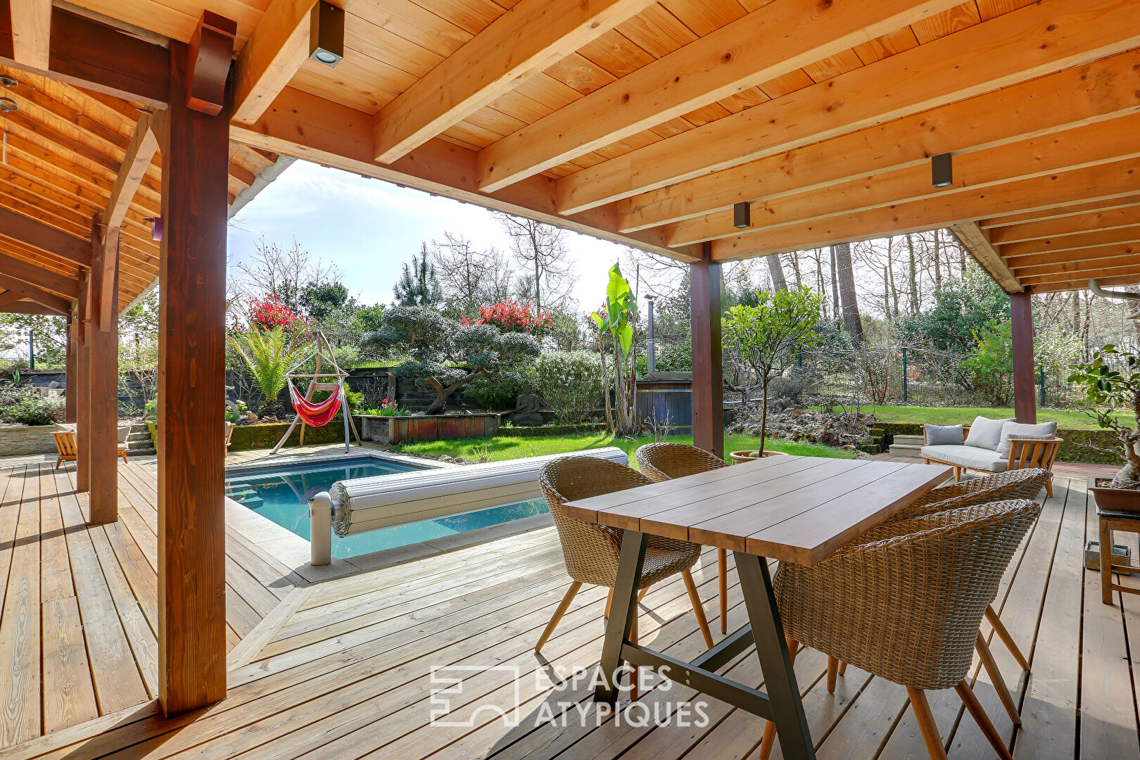Contemporary villa 200 meters from the lake with swimming pool and its view of the pines.