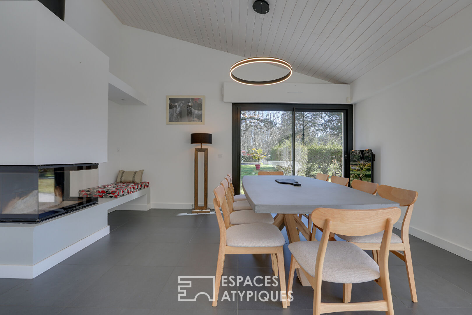 Contemporary villa with swimming pool 15 minutes from Dax