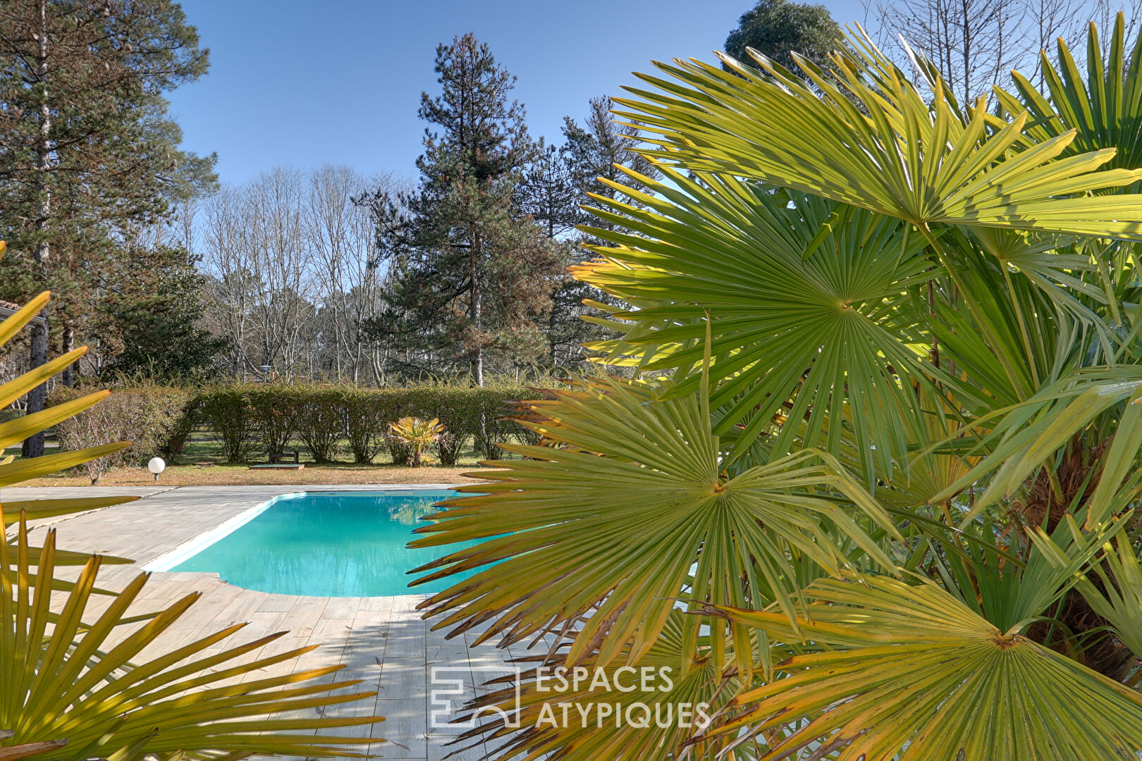Contemporary villa with swimming pool 15 minutes from Dax