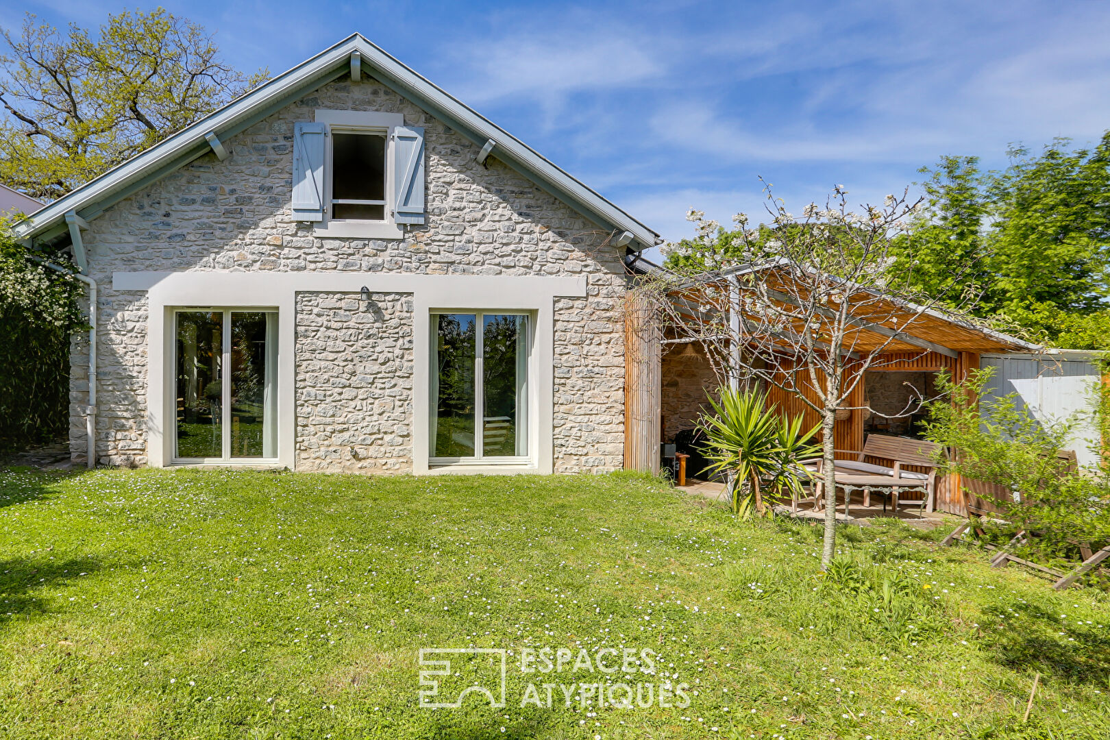 Renovated stone house in the heart of downtown